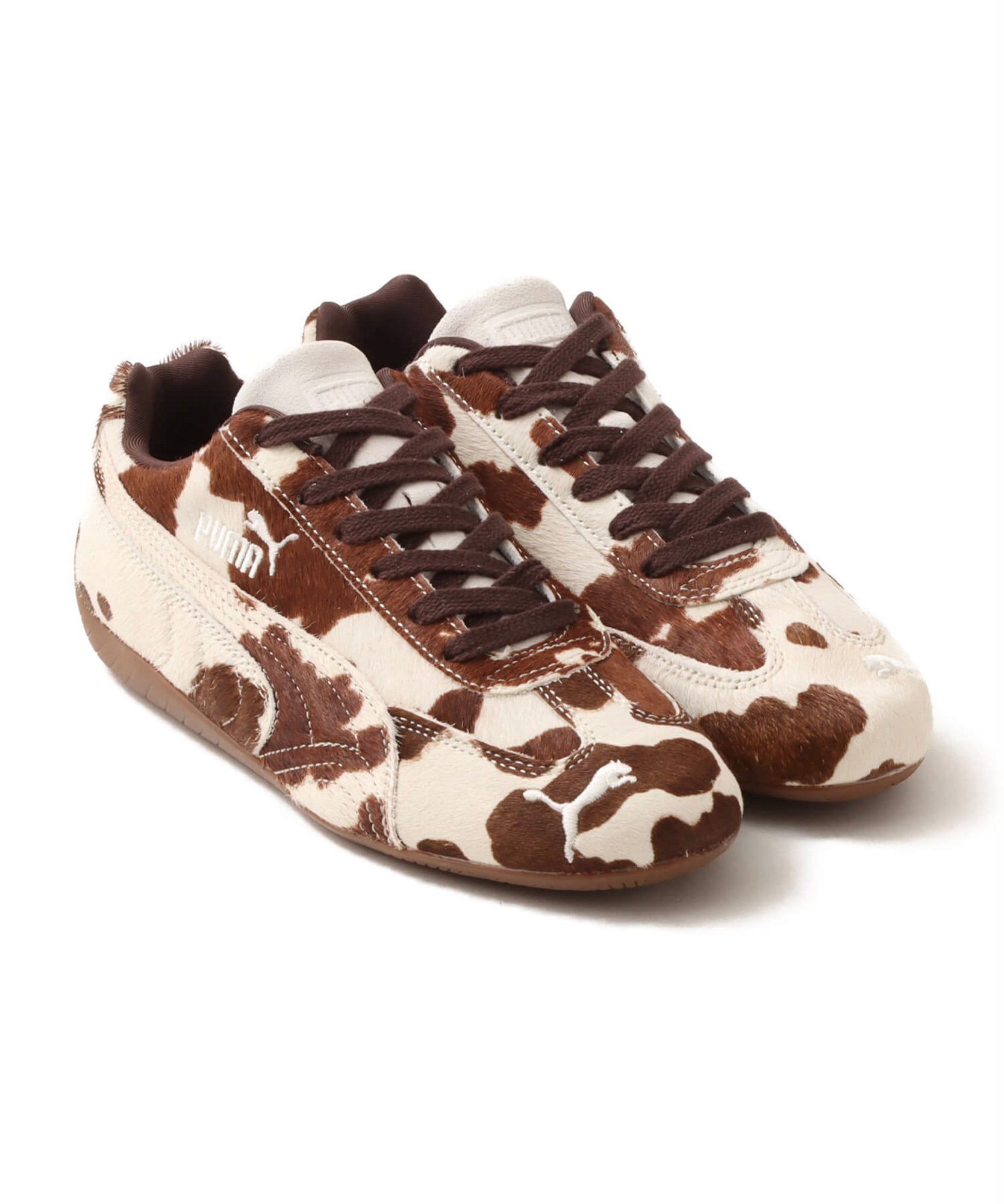 ブラウンのスニーカー