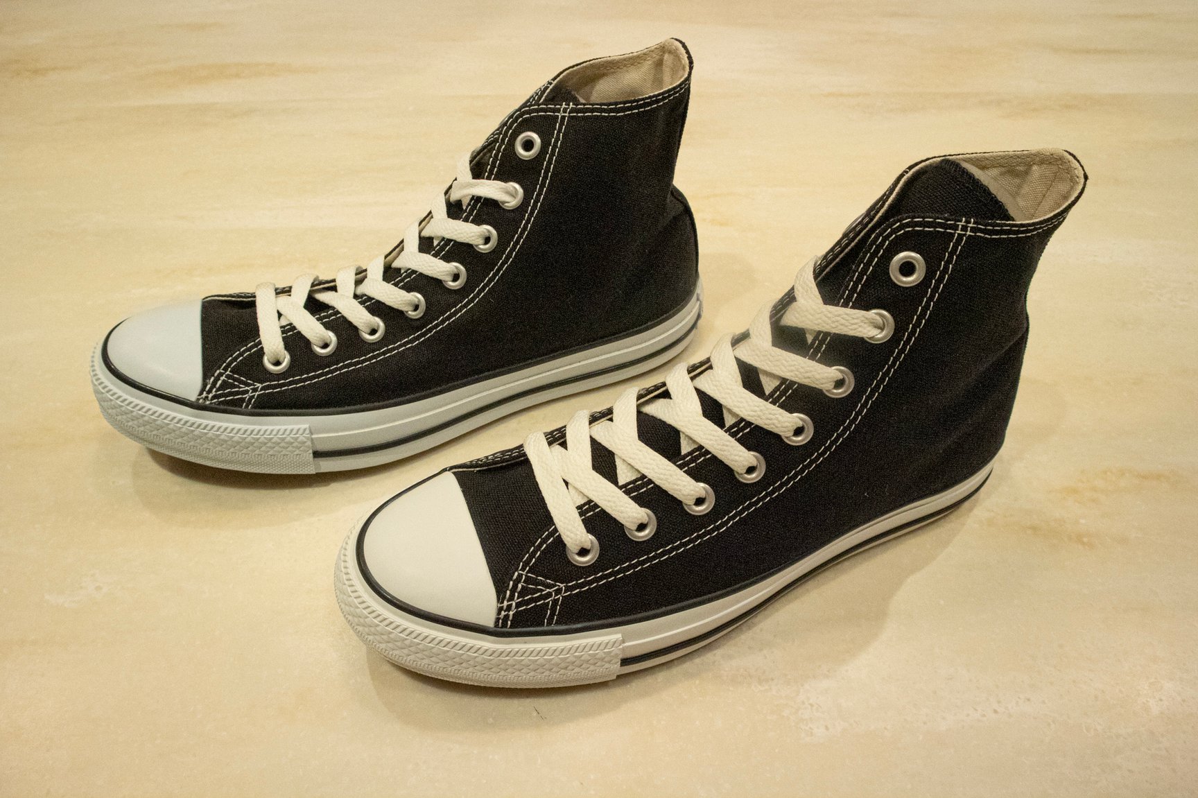 コンバースの黒いスニーカー