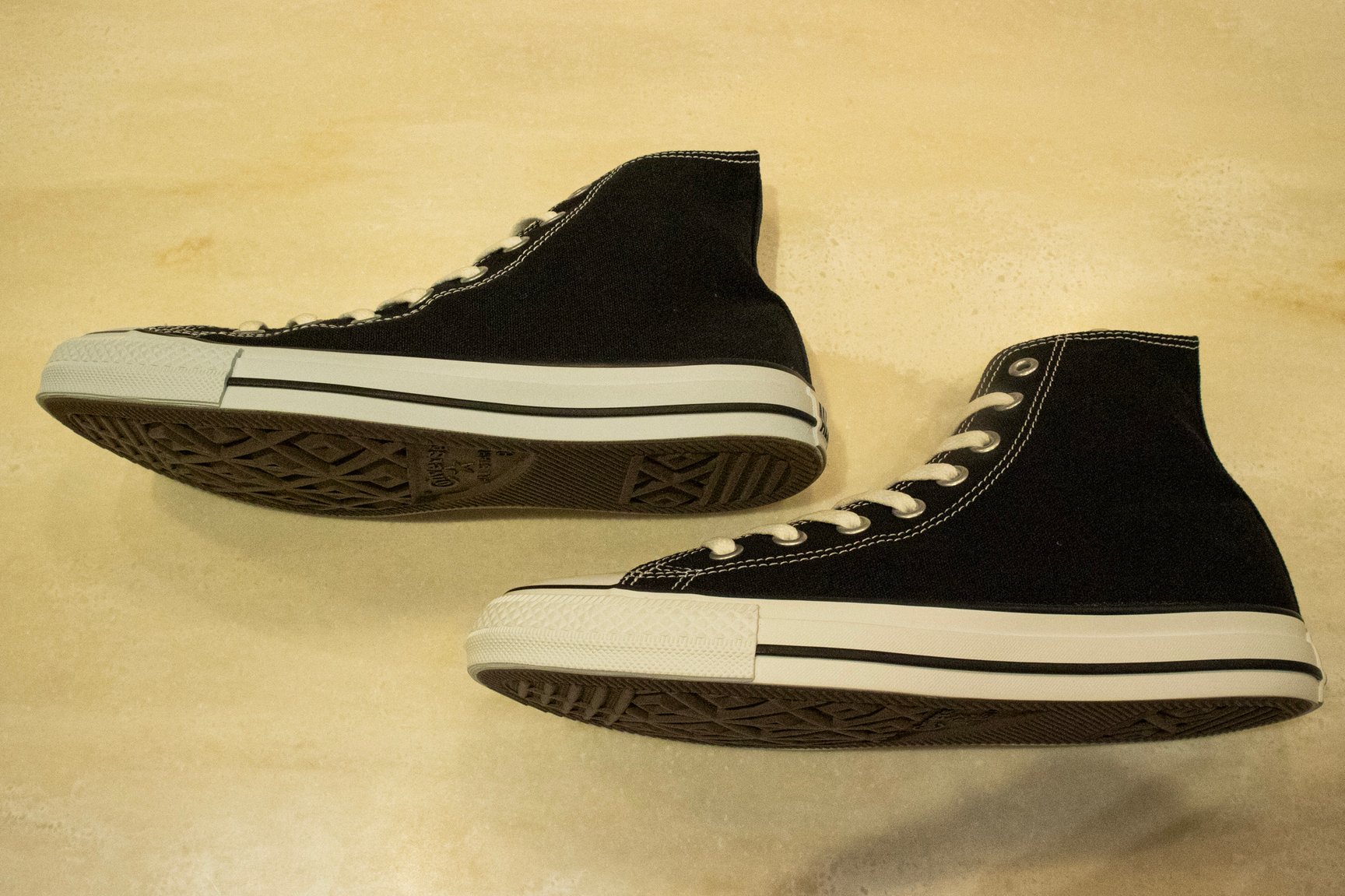 コンバースの黒いスニーカー