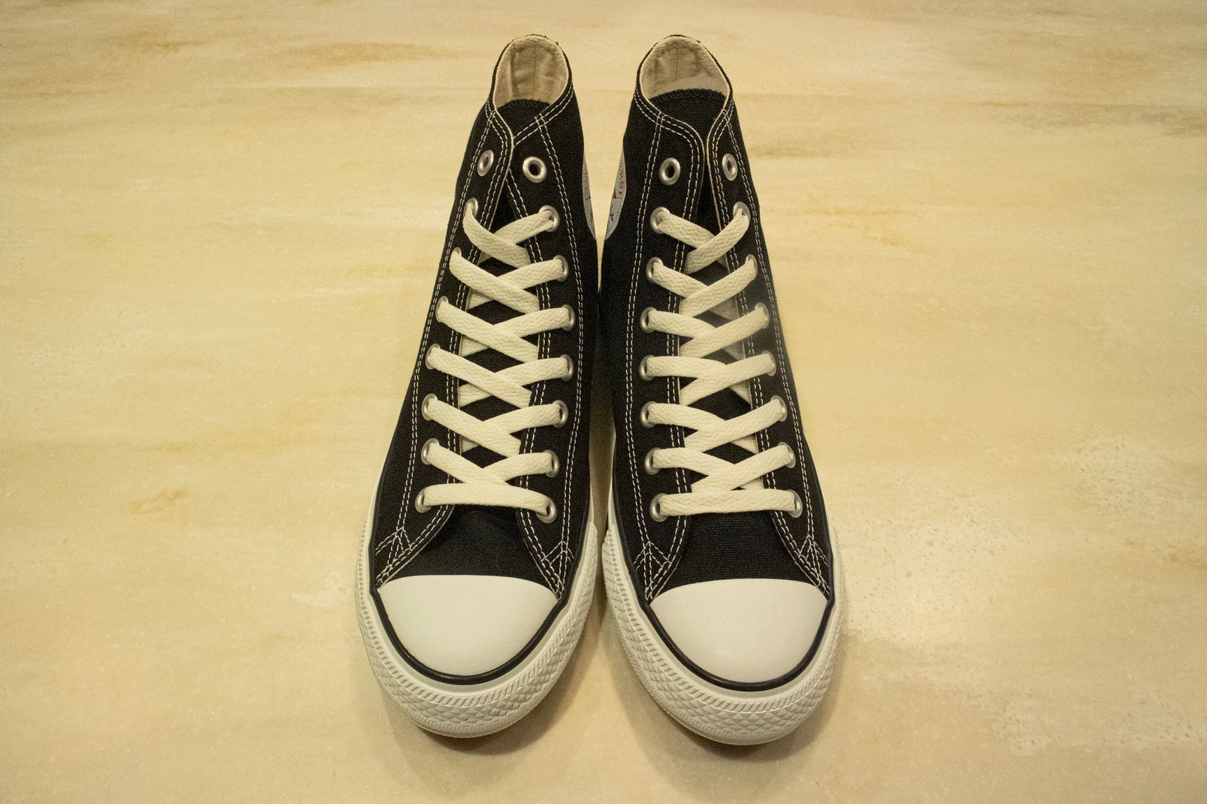 コンバースの黒いスニーカー