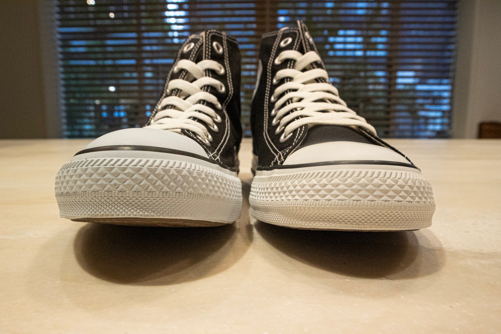 コンバースの黒いスニーカー