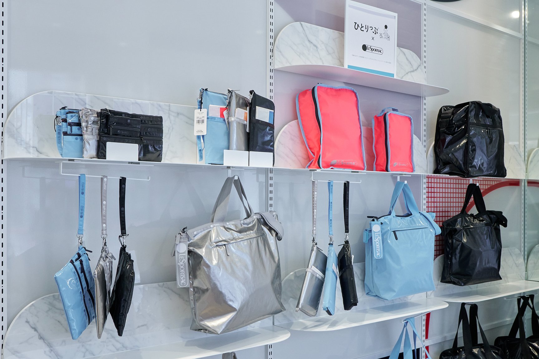 レスポートサック表参道店の店内