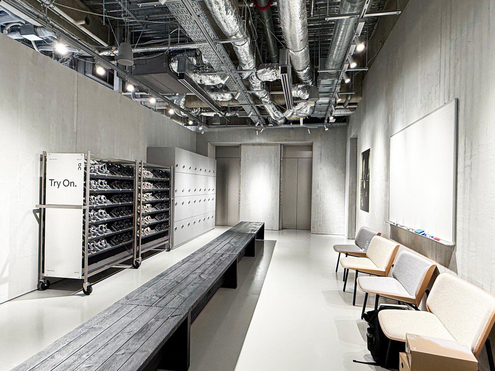 オン フラッグシップストア 東京銀座の店内