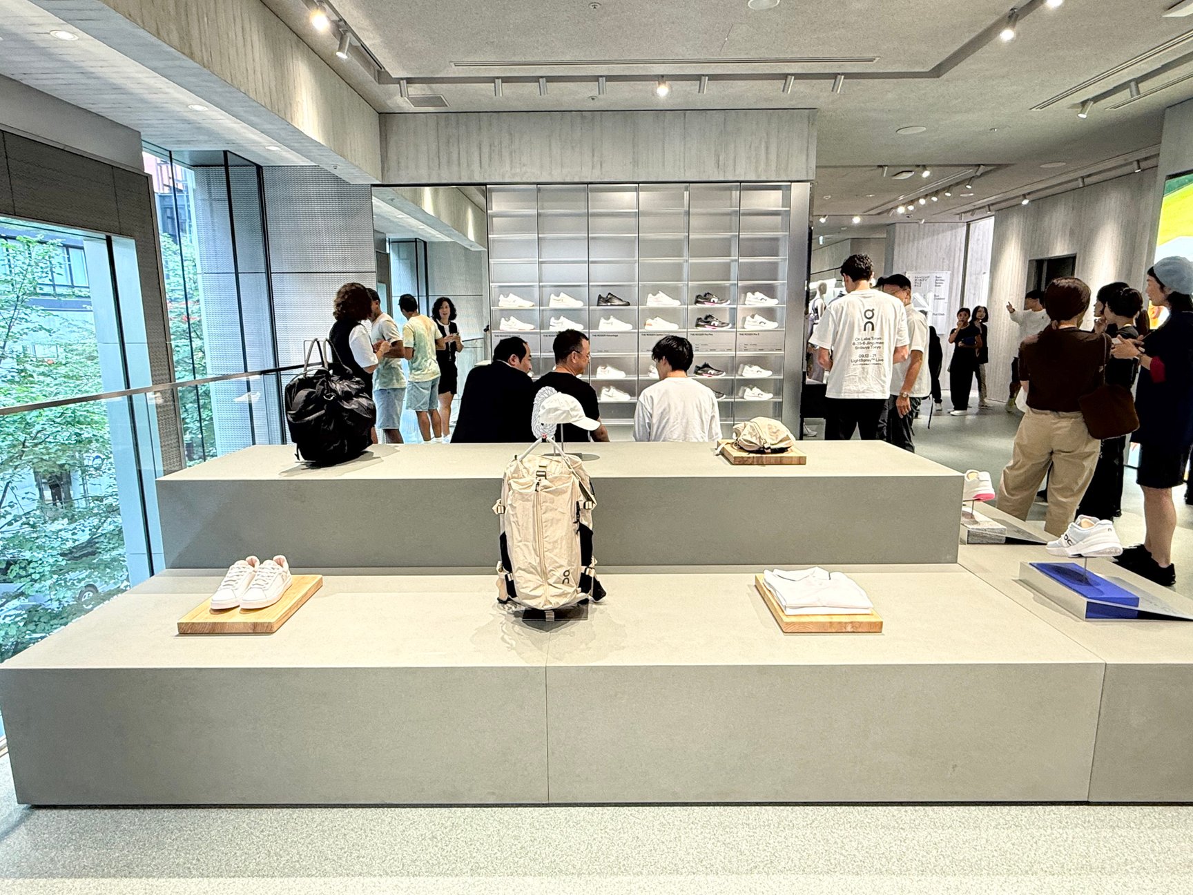オン フラッグシップストア 東京銀座の店内