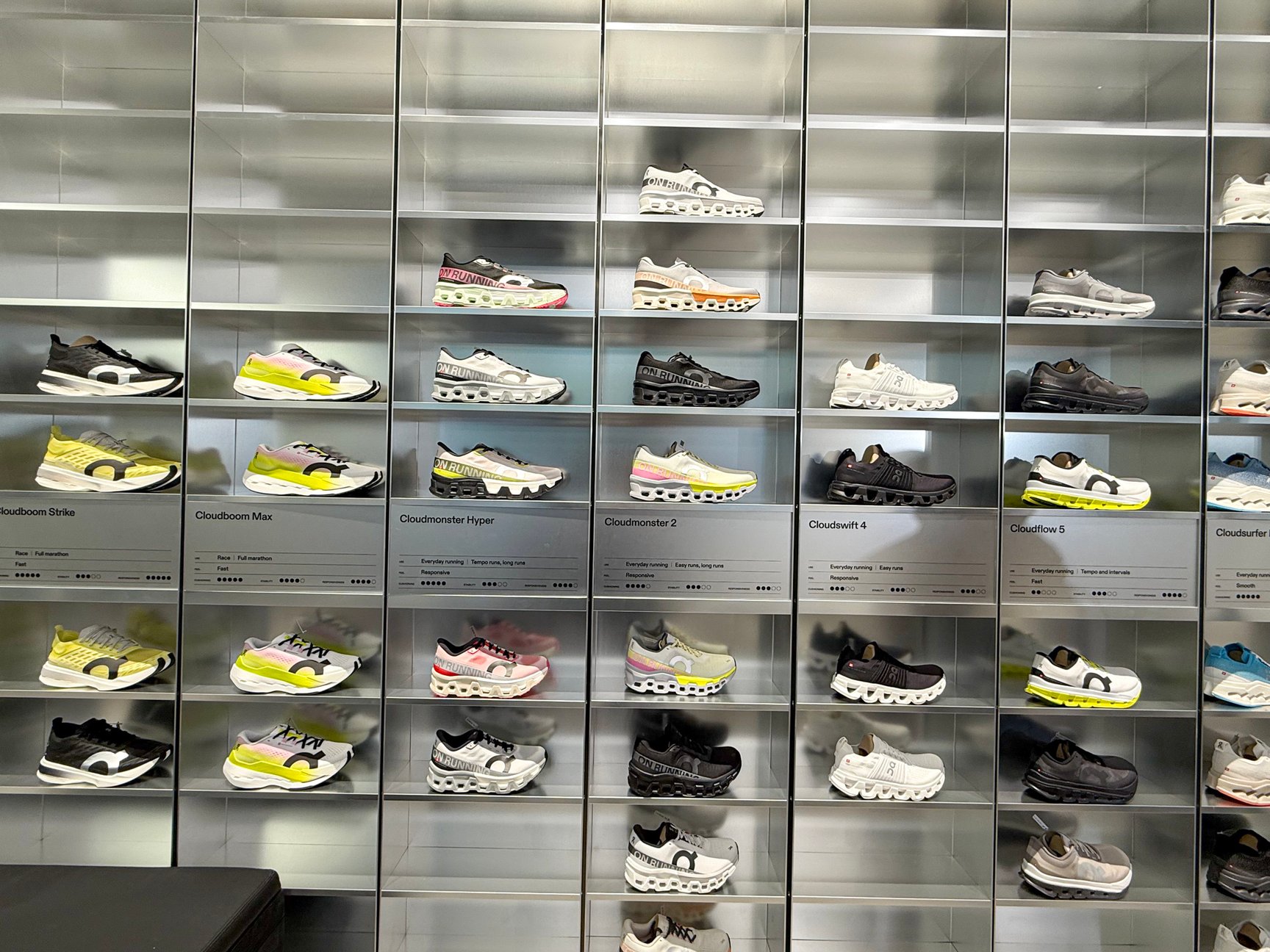 オン フラッグシップストア 東京銀座の店内
