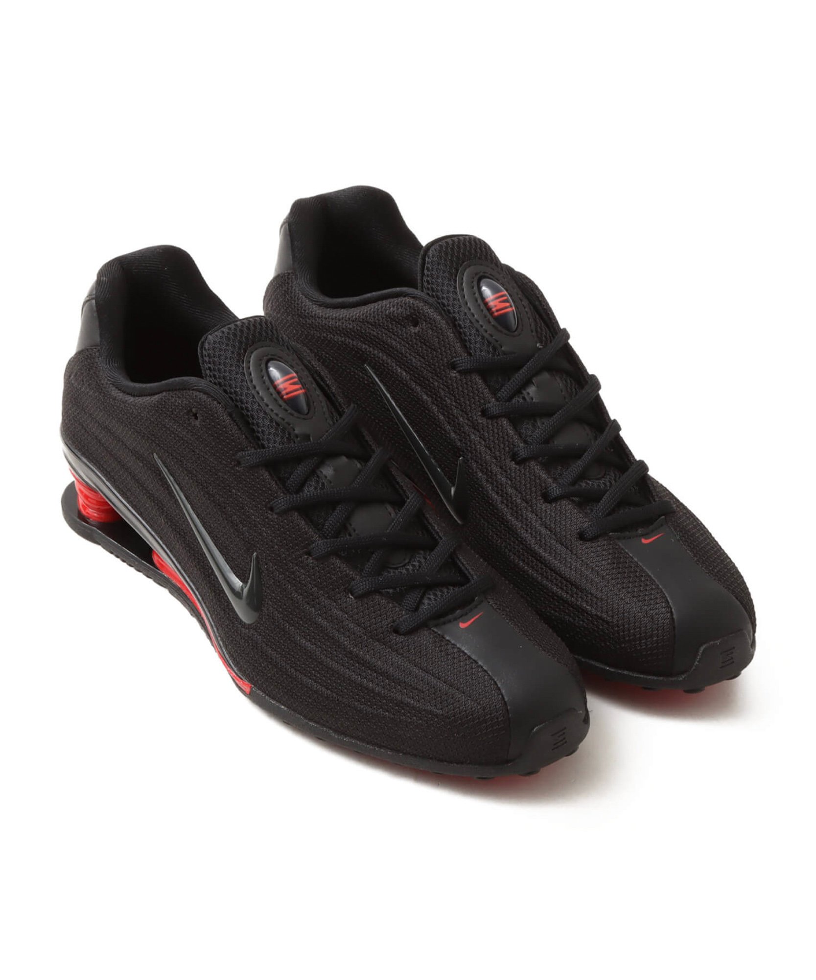 黒いスニーカー