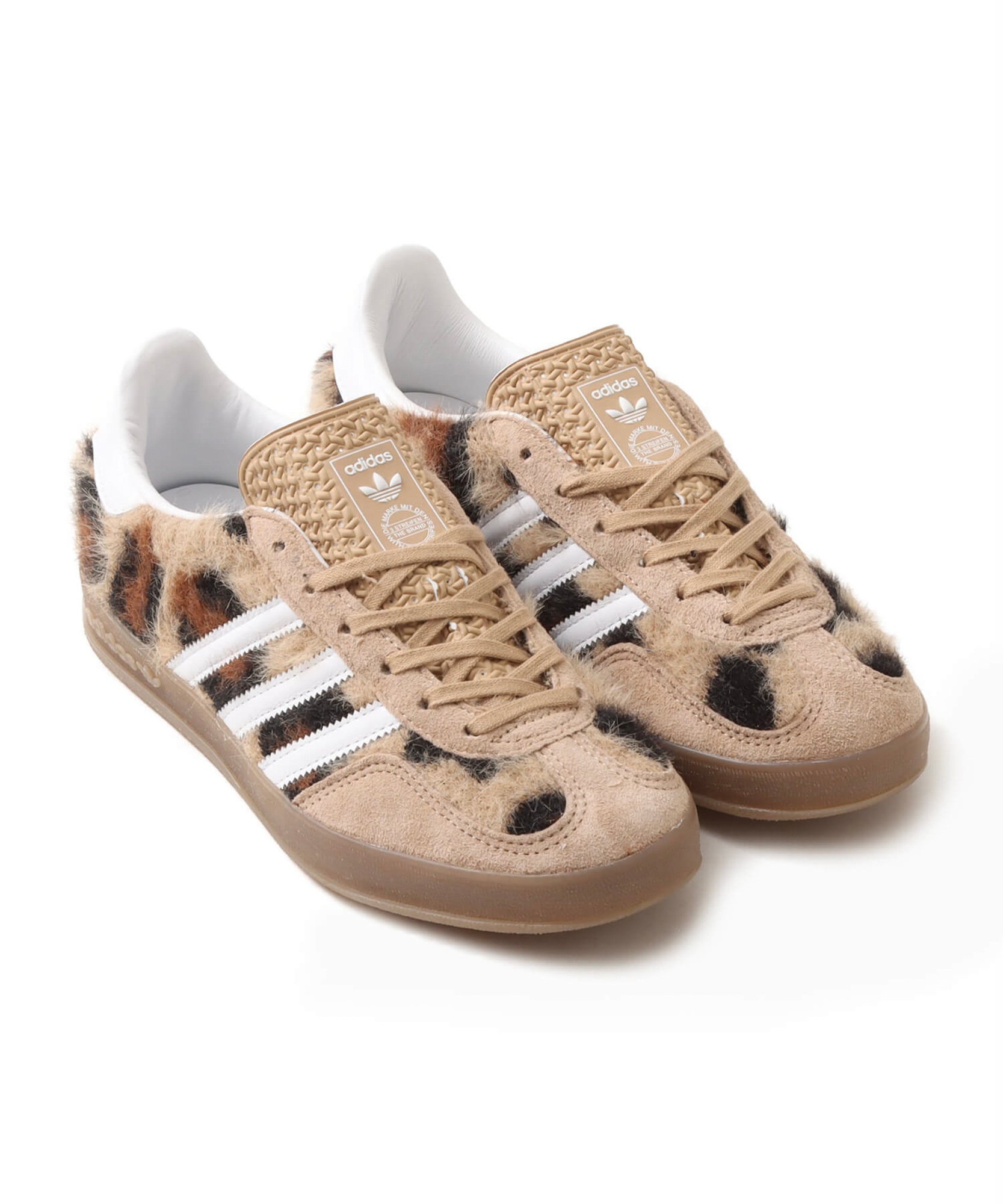 ブラウンのスニーカー