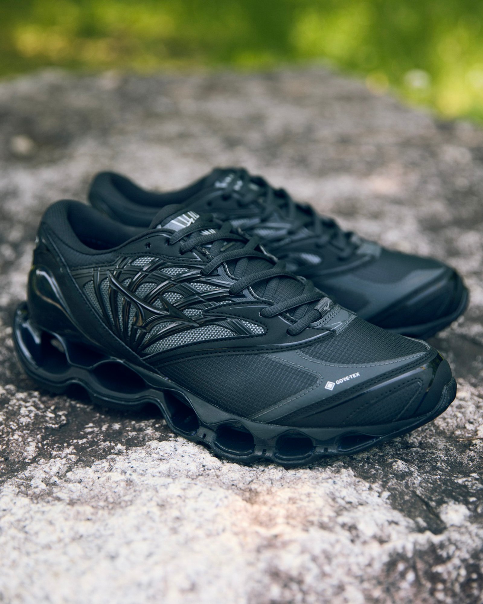 黒いスニーカー