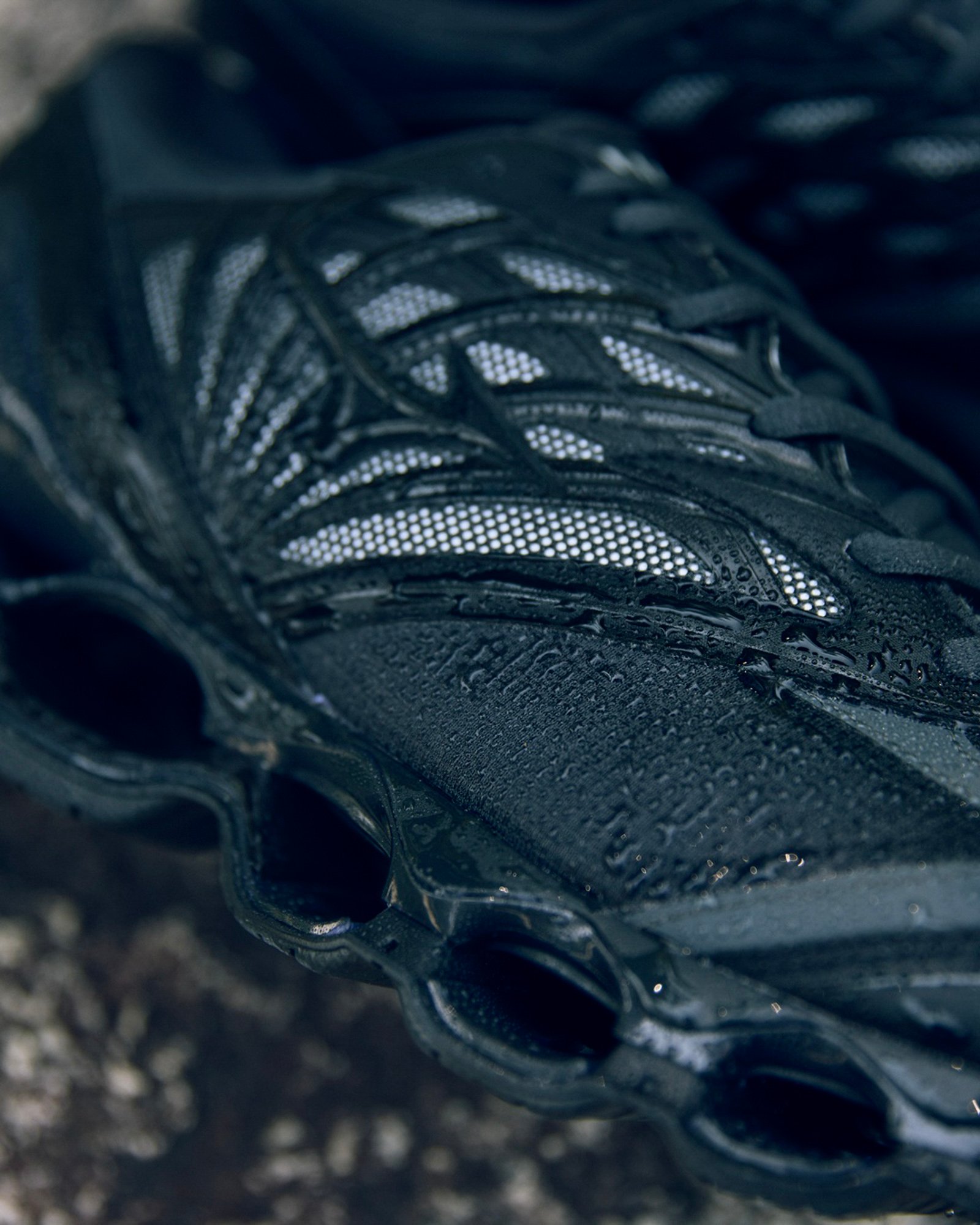 黒いスニーカー