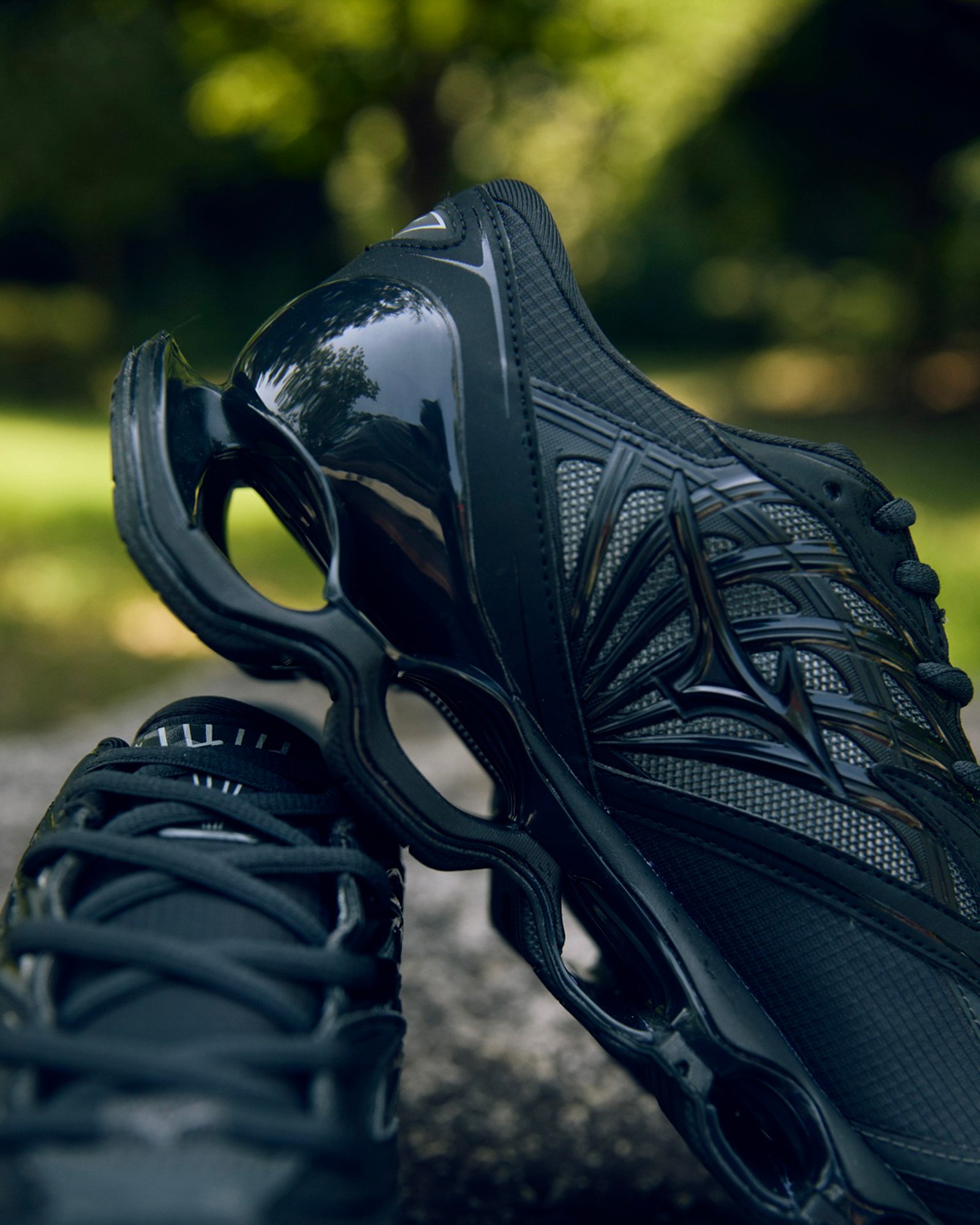 黒いスニーカー