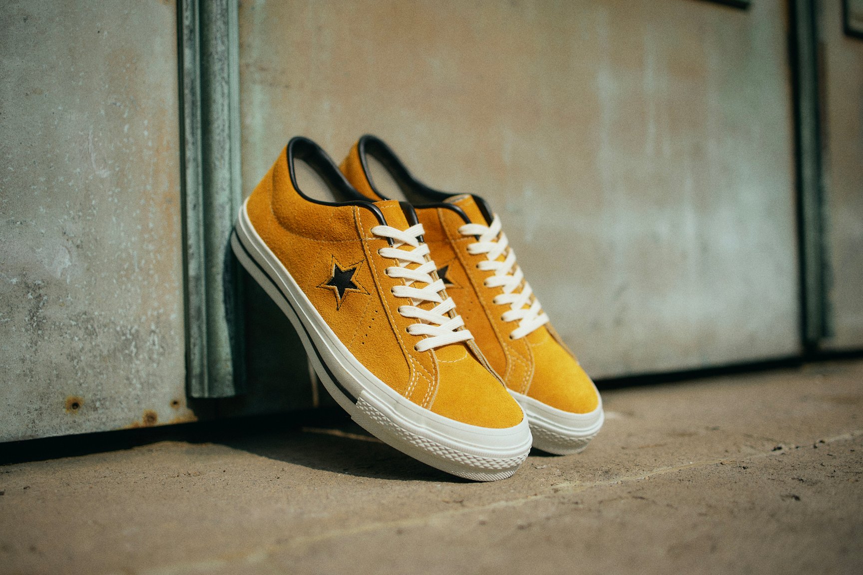 黄色いスニーカー