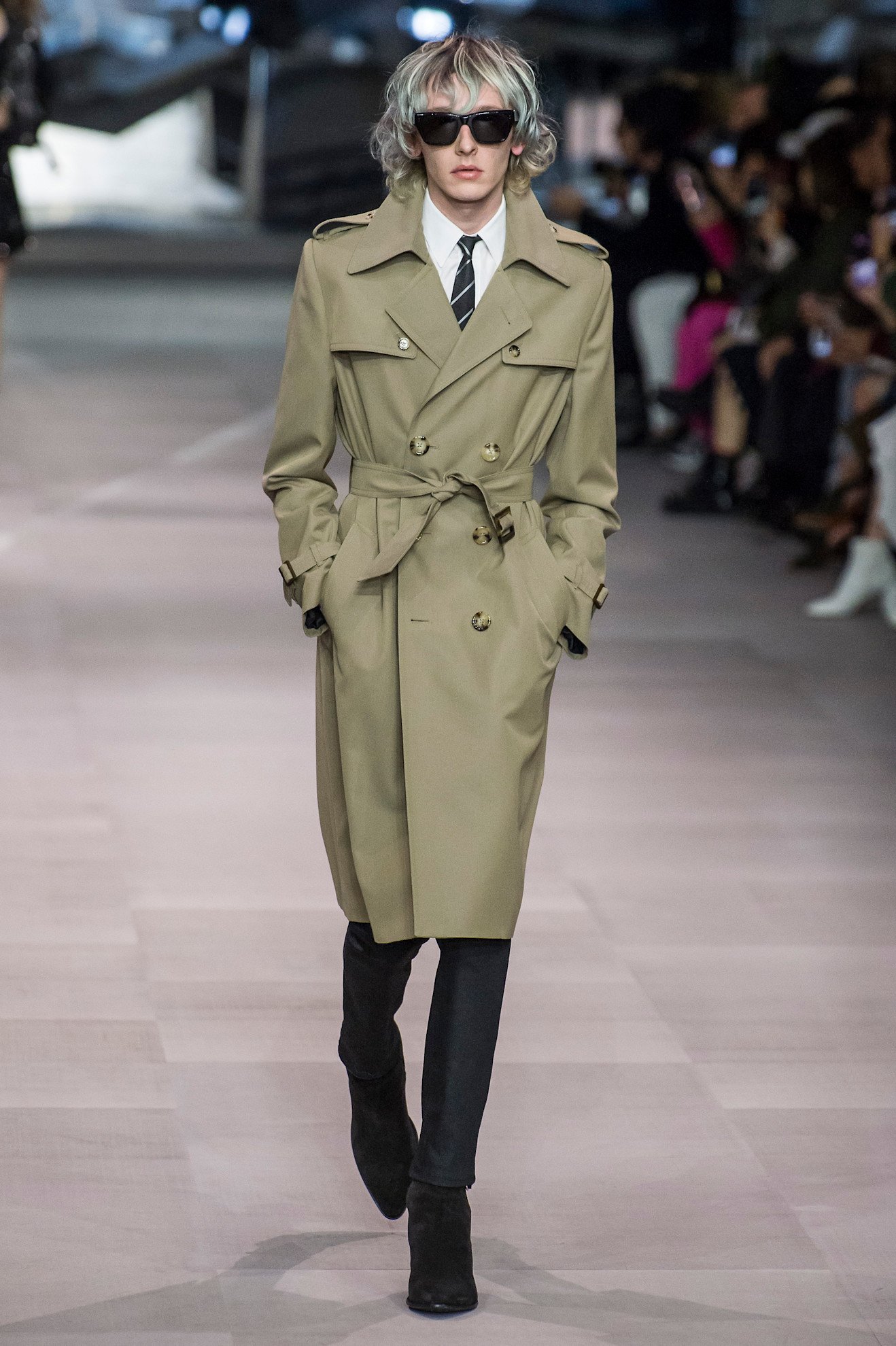 セリーヌのダブルボタントレンチコート/2019年春夏コレクションランウェイより
