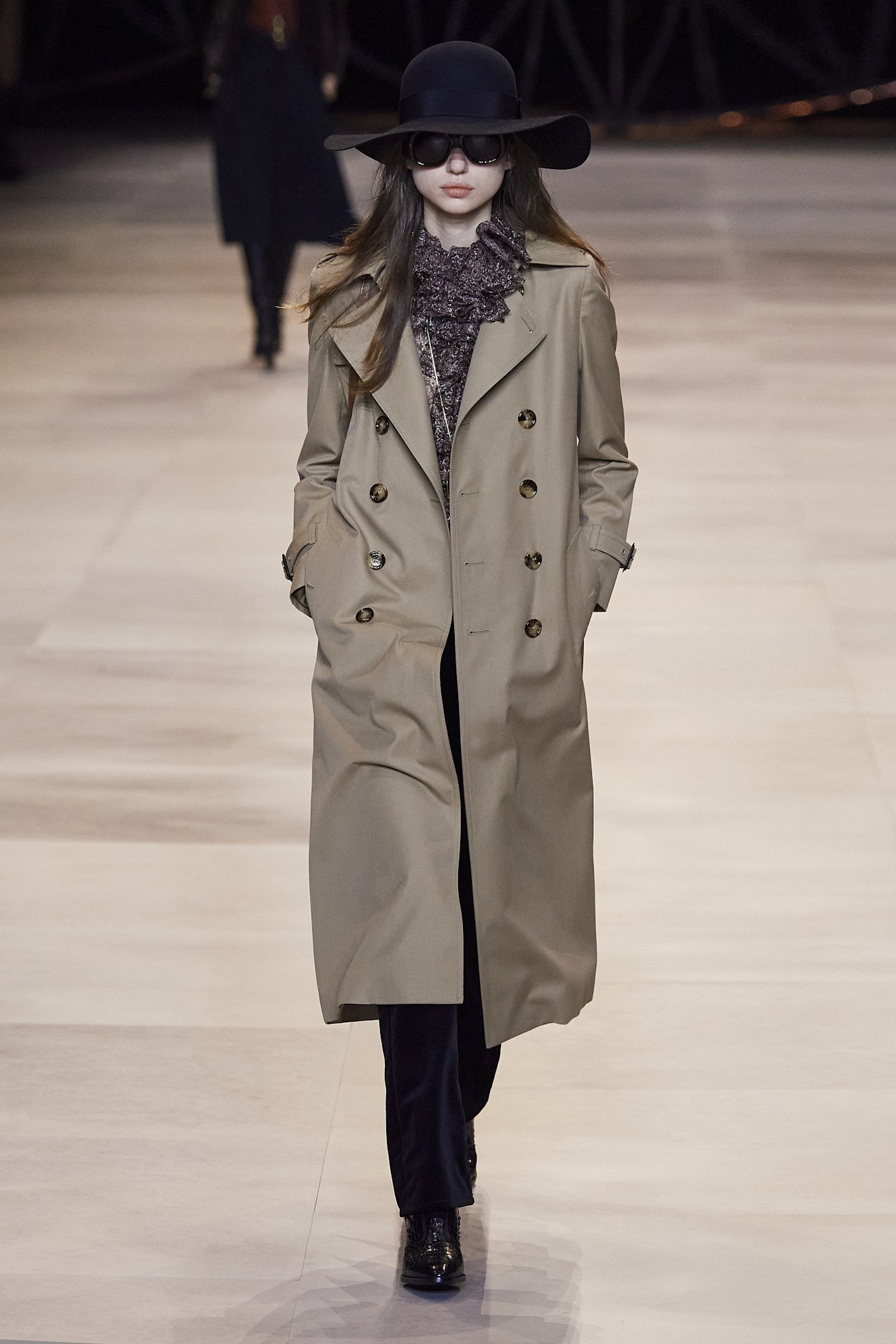 セリーヌのダブルボタントレンチコート/2019年春夏コレクションランウェイより