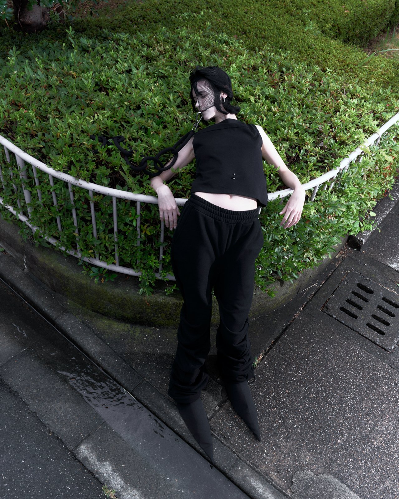 「Piercing tank」を着たルック