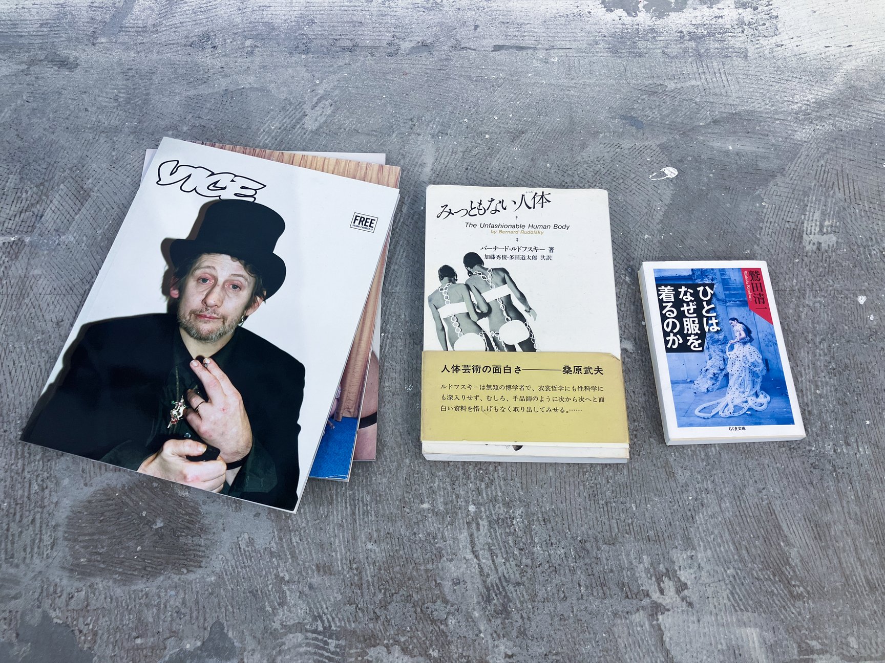 床に並ぶ書籍