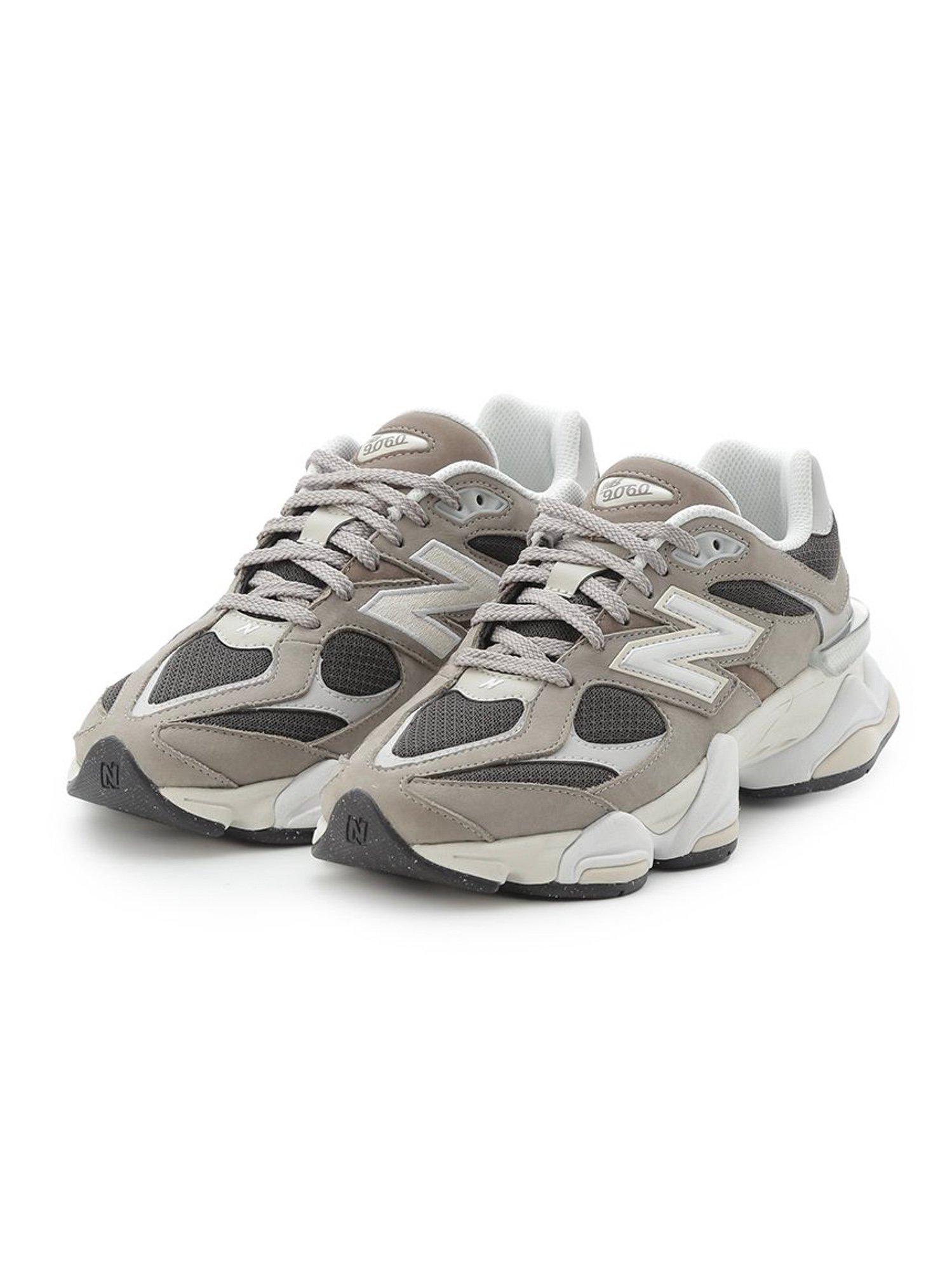 グレーのスニーカー