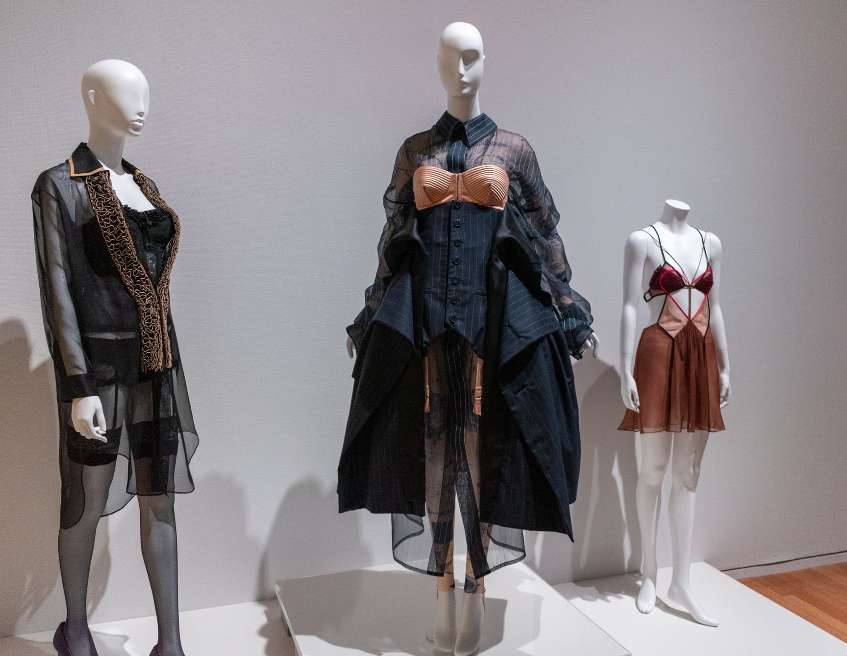 「ありのままでいたい」をテーマに展示された作品(「LOVEファッション─私を着がえるとき」展)