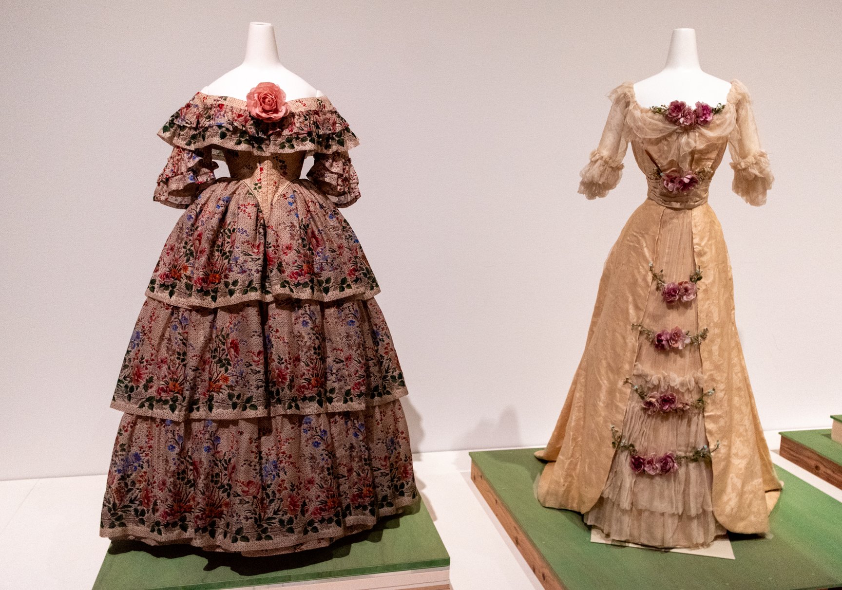 「自然にかえりたい」をテーマに展示された作品(「LOVEファッション─私を着がえるとき」展)