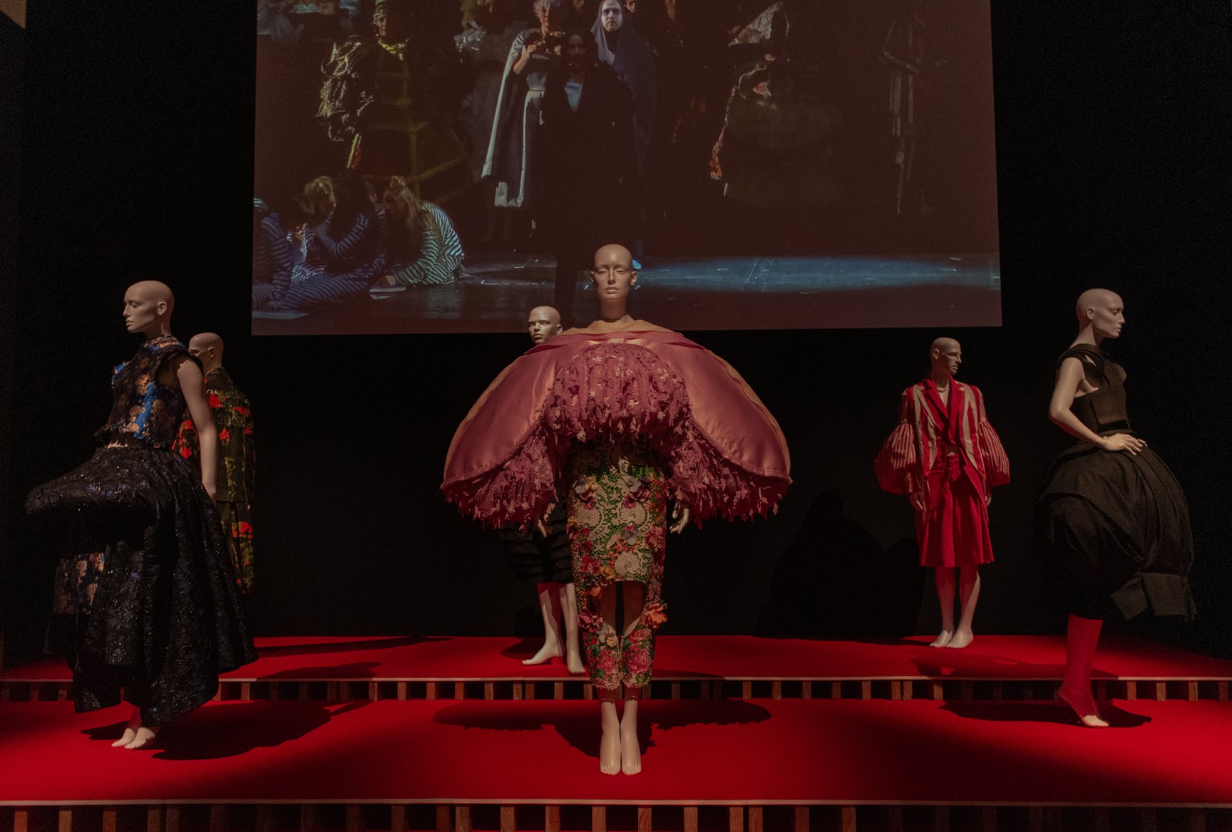 「自由になりたい」をテーマに展示された作品(「LOVEファッション─私を着がえるとき」展)