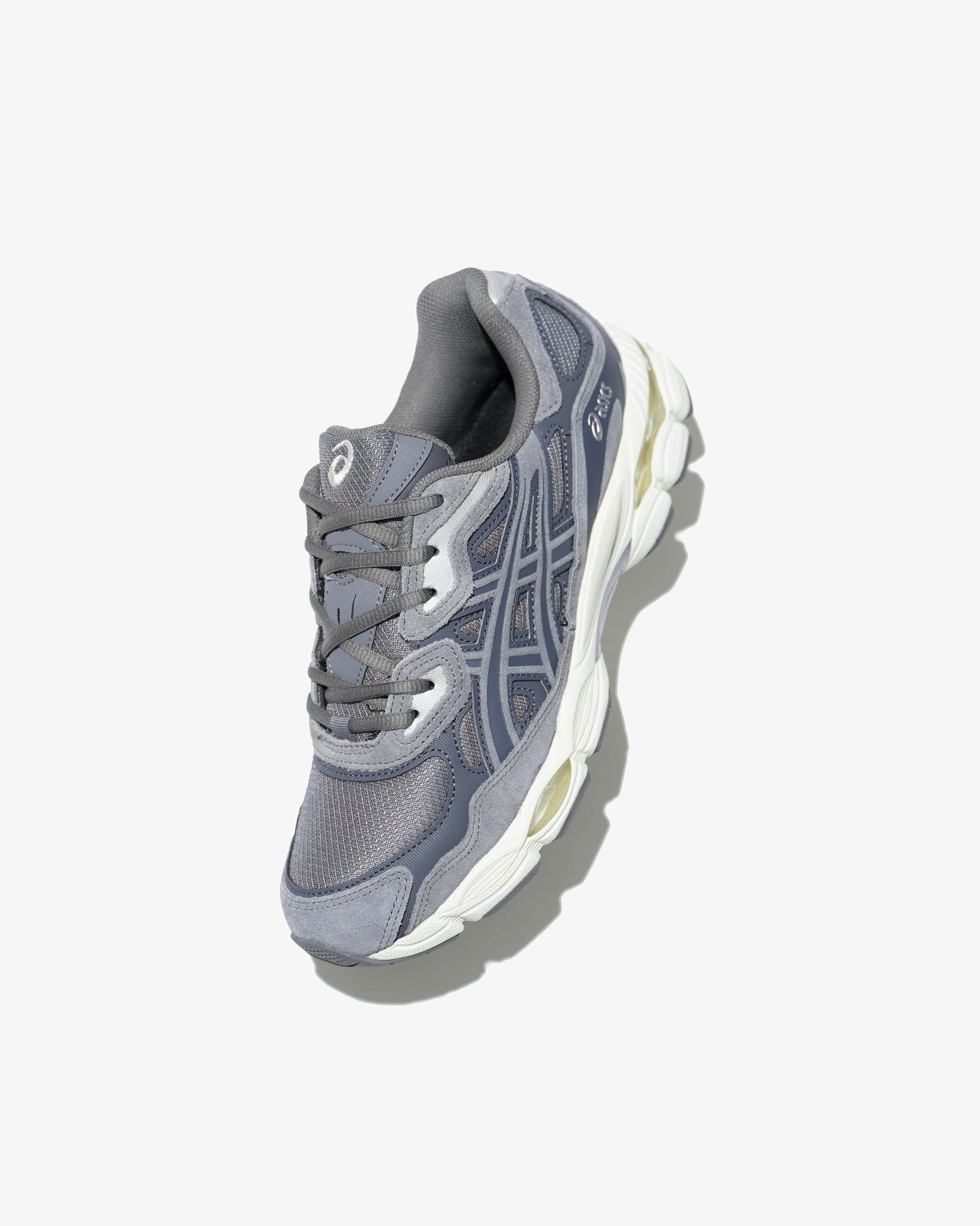 グレーのスニーカー