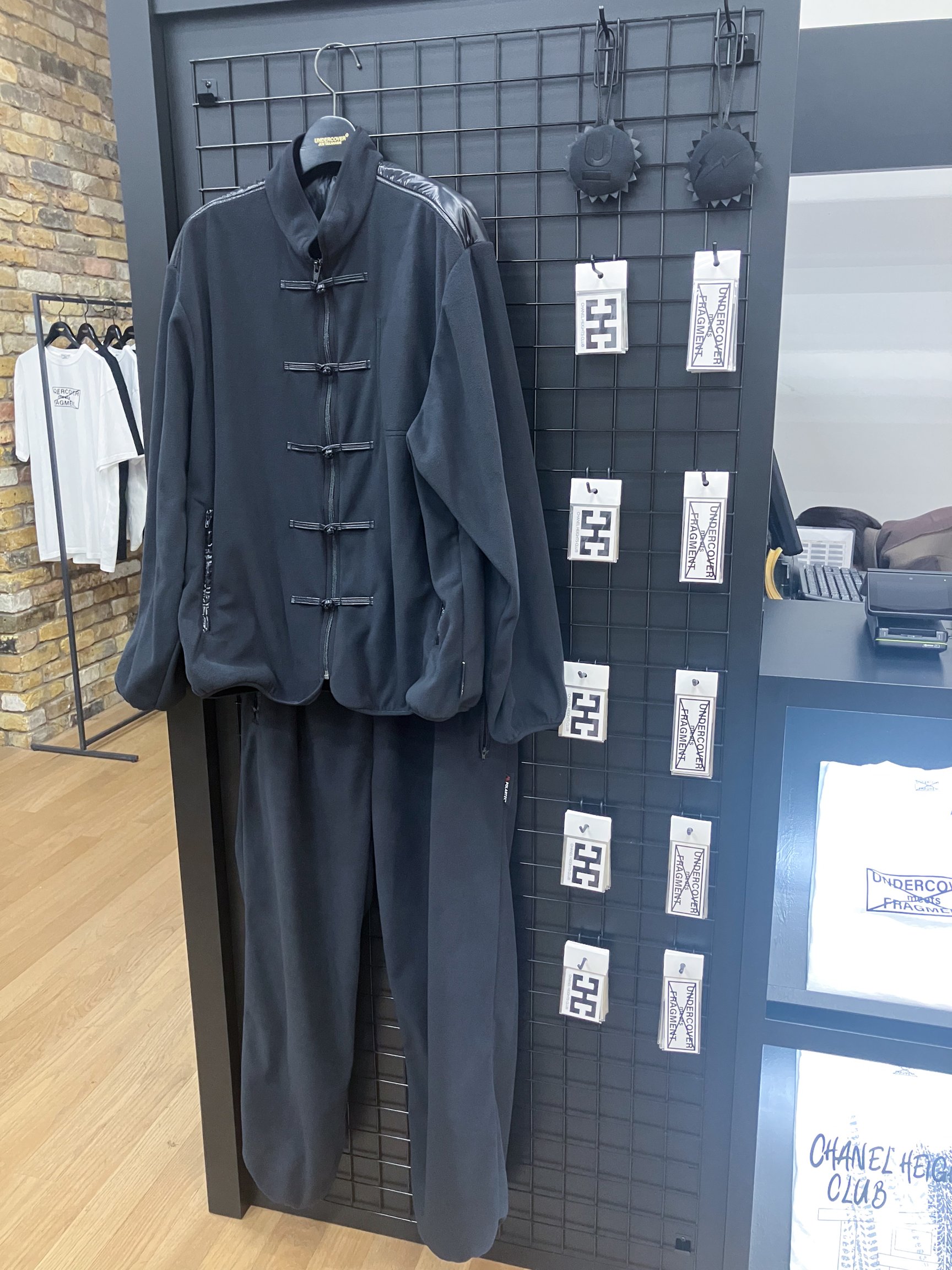 ポップアップに並ぶ商品