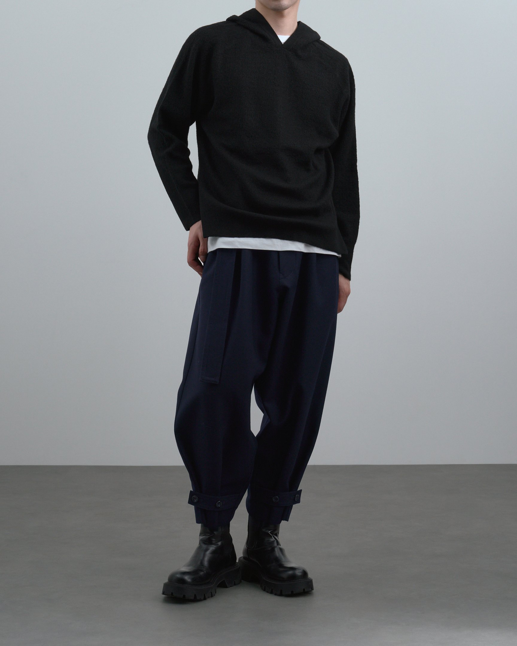 カナコサカイのニットフーディ