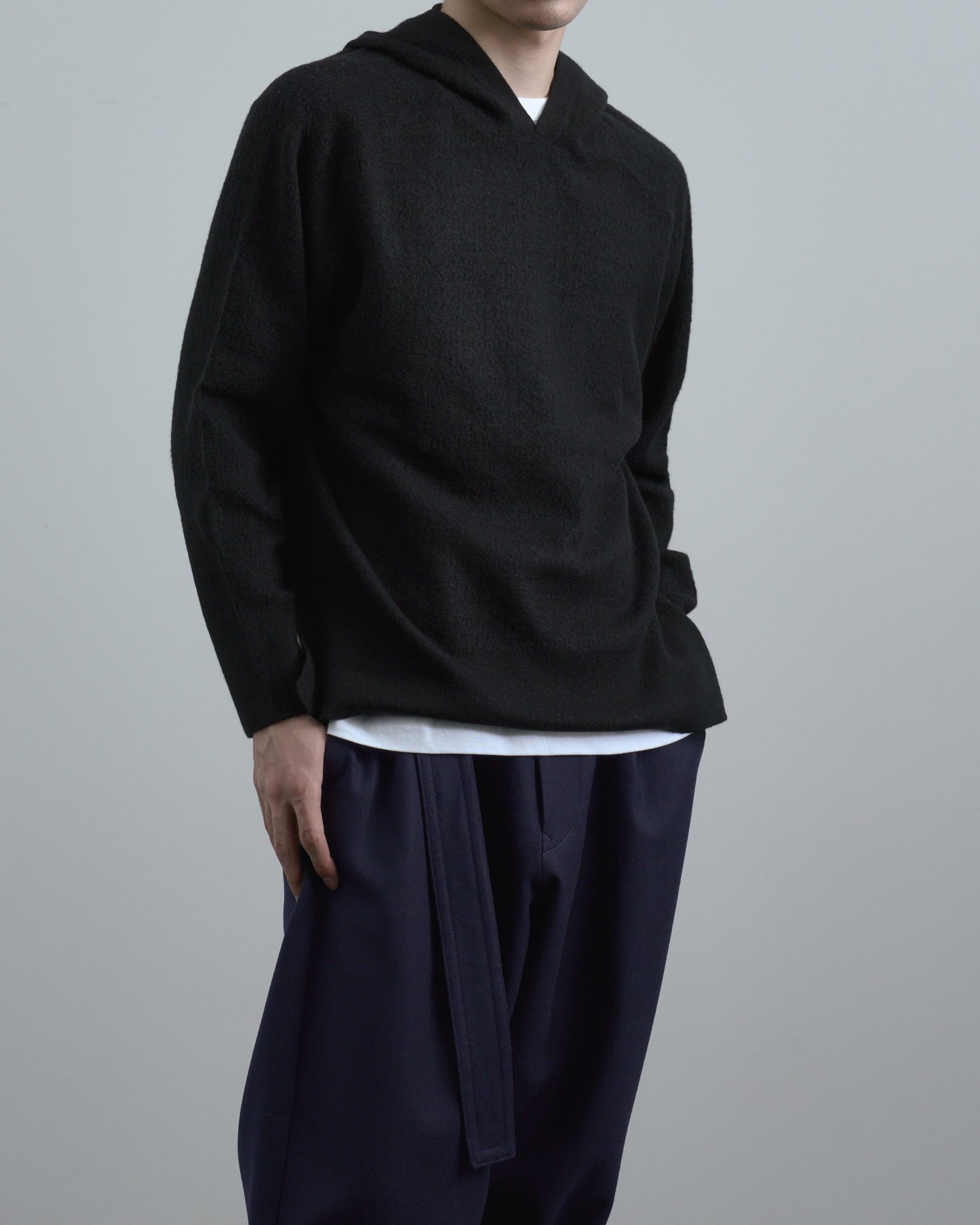 カナコサカイのニットフーディ