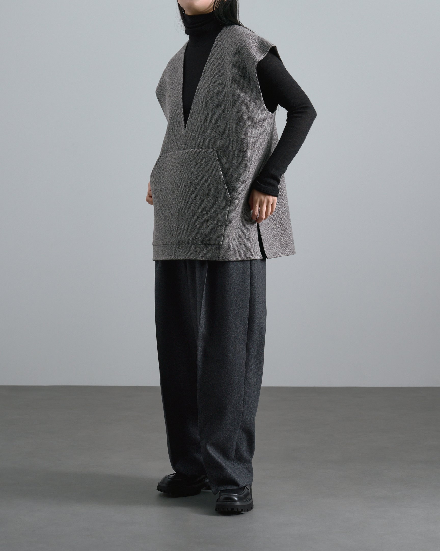 ポステレガントのタートルネックニット