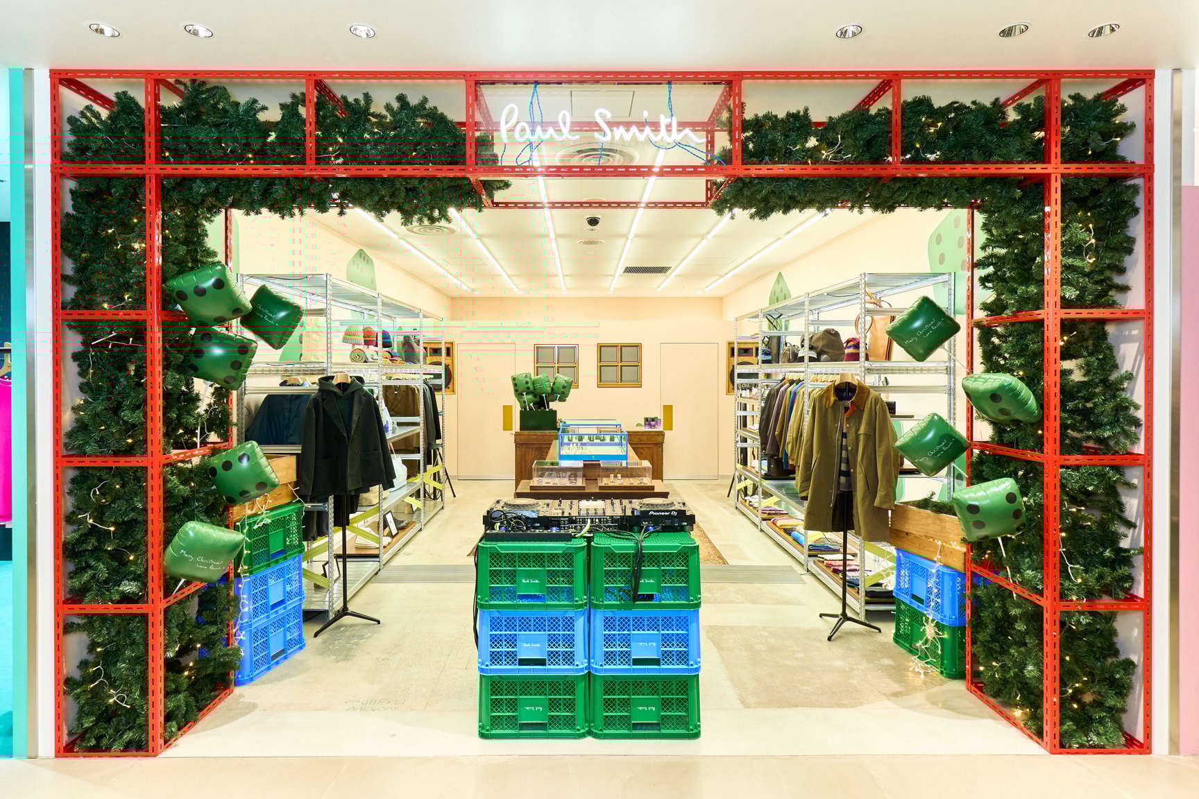 クリスマス装飾が施された渋谷パルコのストア外観