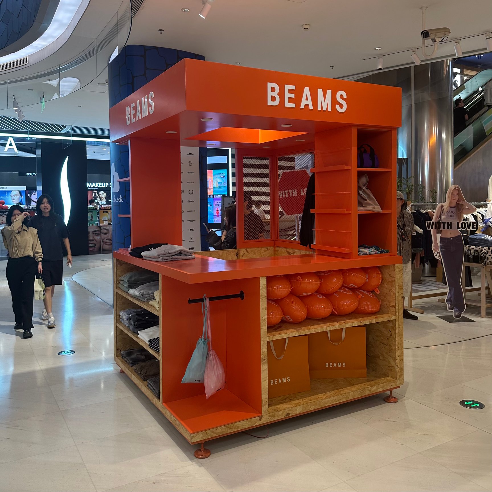 上海初出店のBEAMSの内観写真