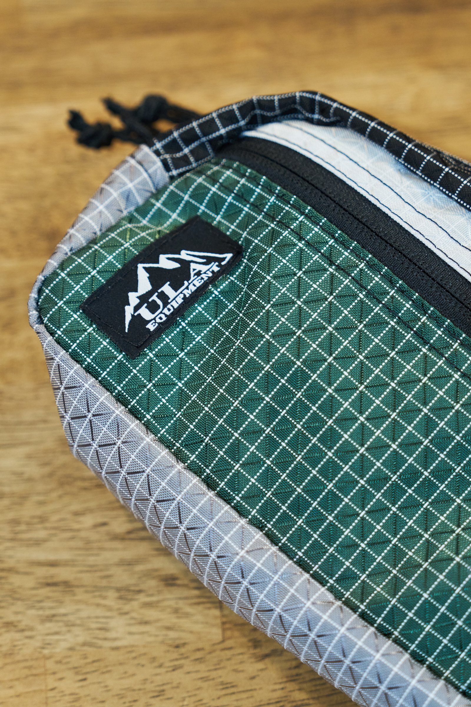 アウトドア用ポーチのロゴ