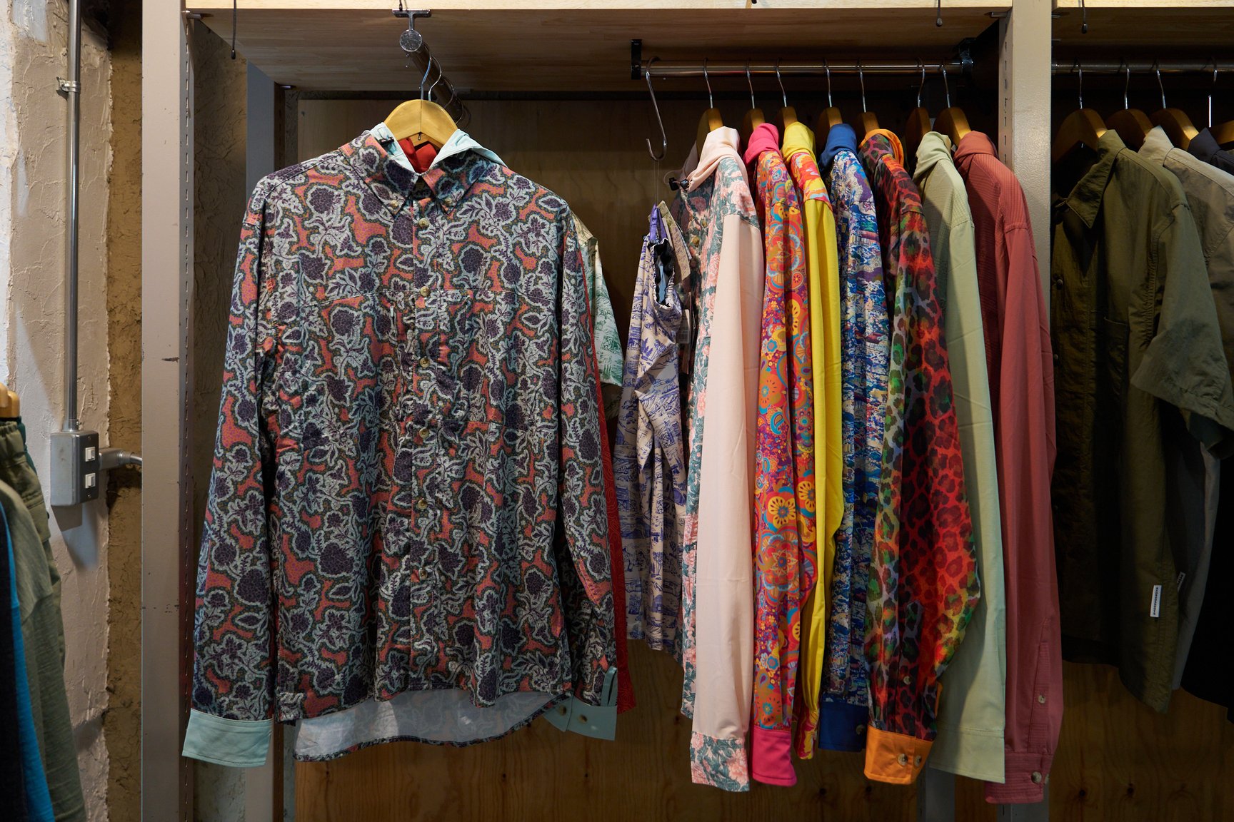 フード付きの柄シャツ