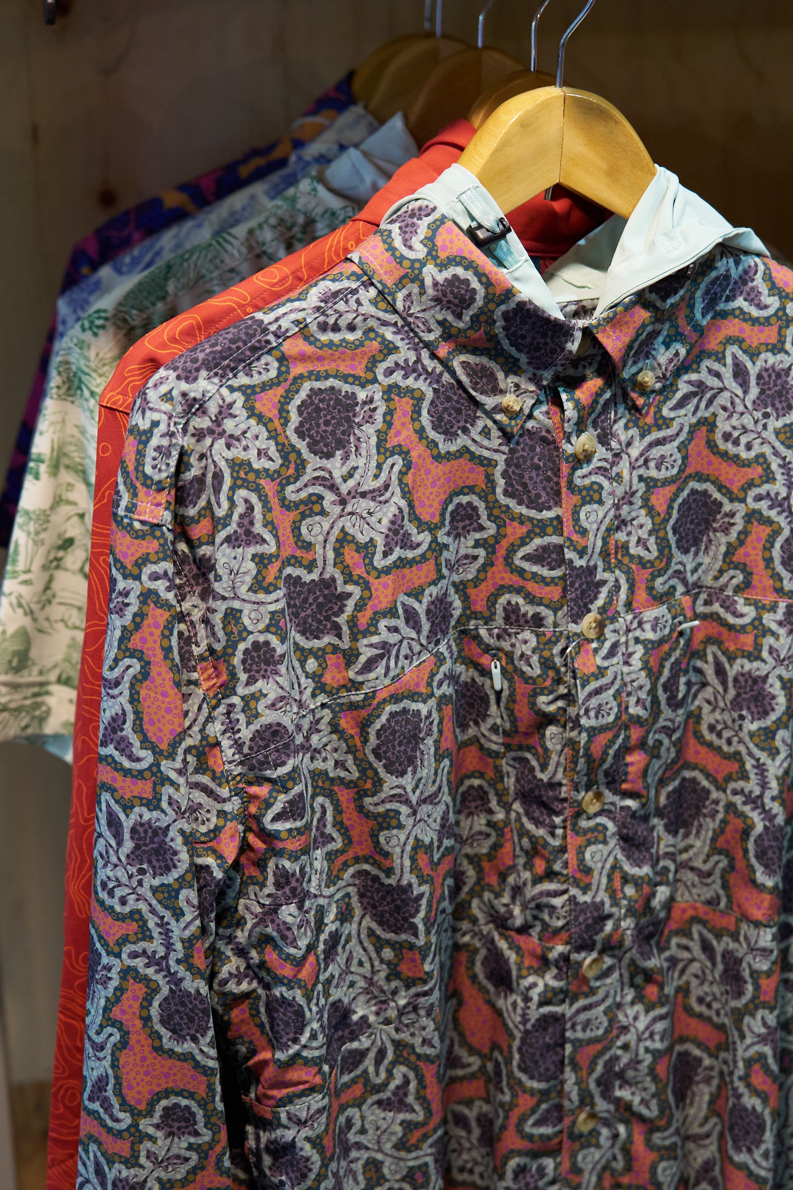 フード付きの柄シャツ