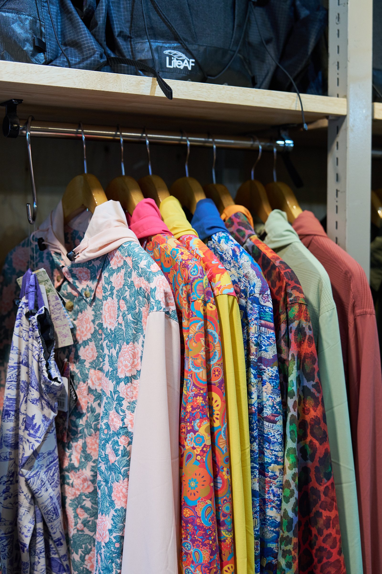 フード付きの柄シャツ