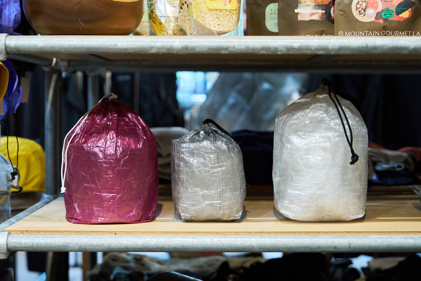 ビニール素材のバッグ