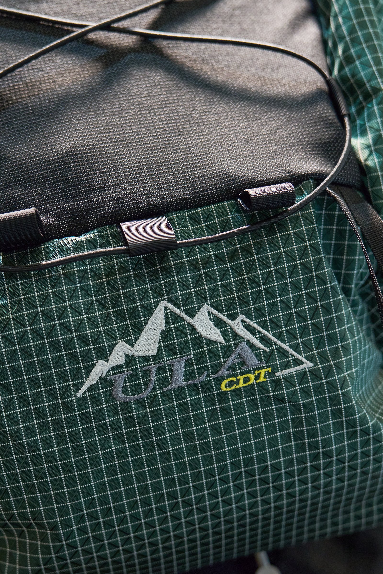 アウトドア用バックパックのロゴ