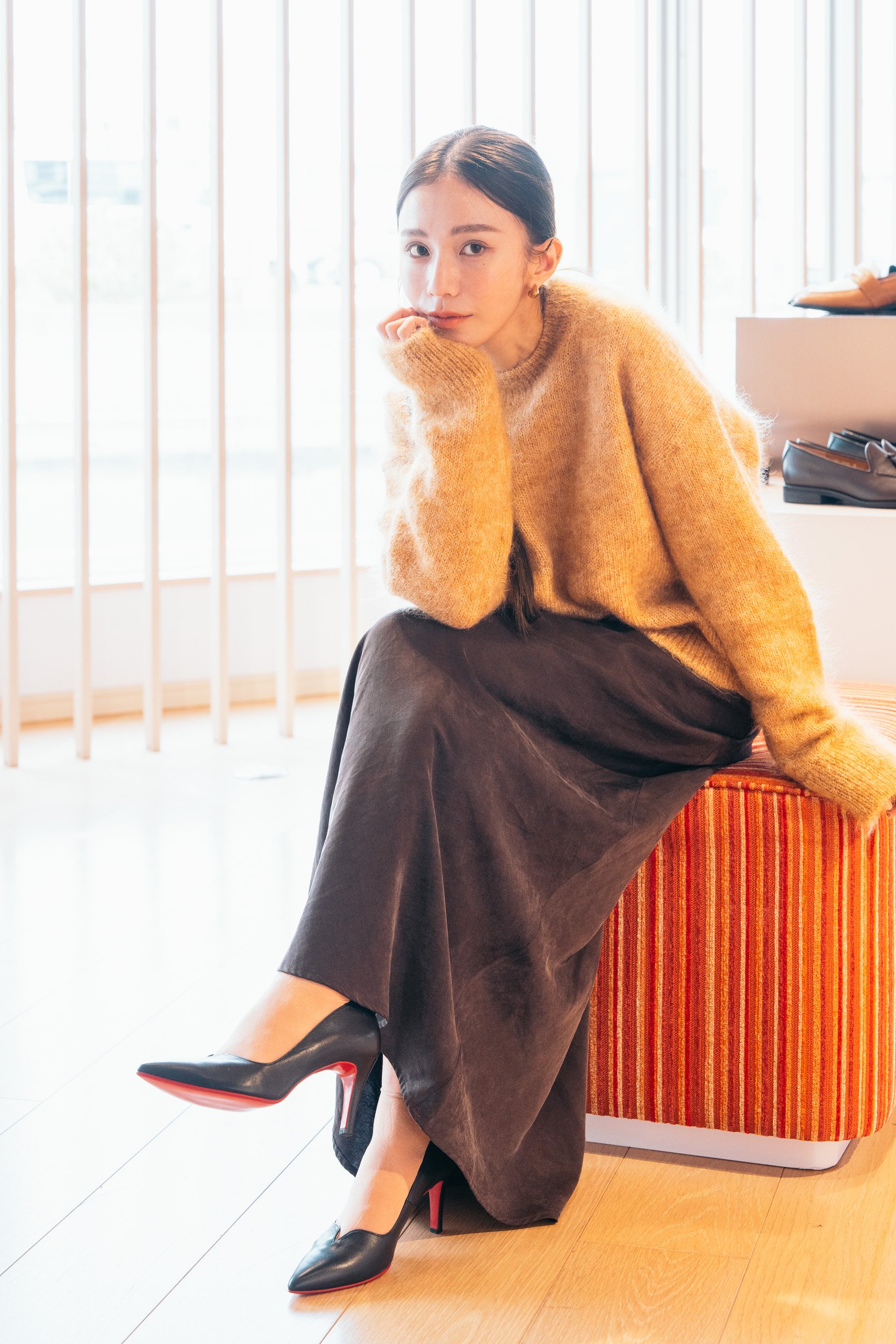 パンプスを履いたモデル