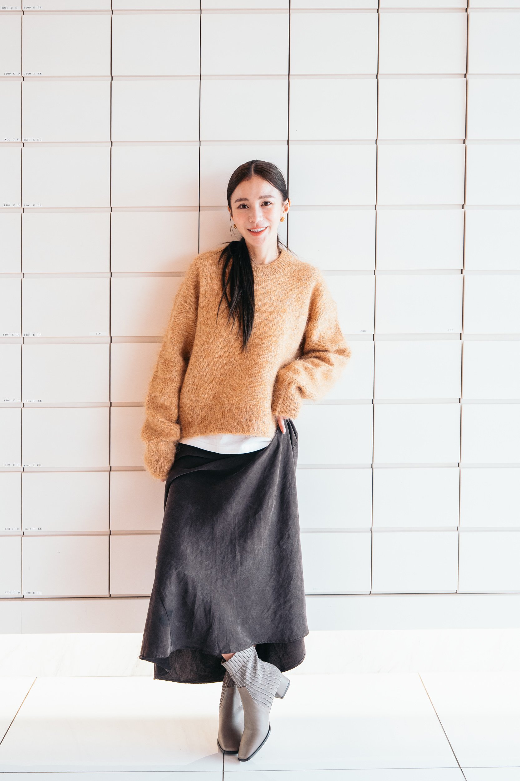 グレーのブーツを履いたモデル