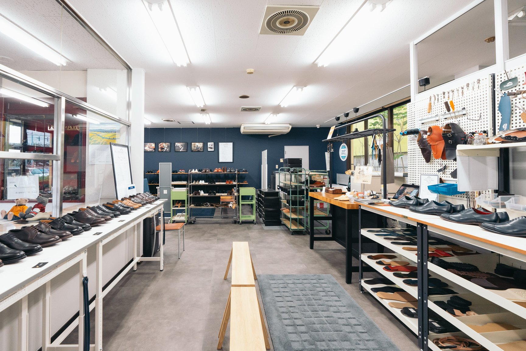 東立製靴の店内