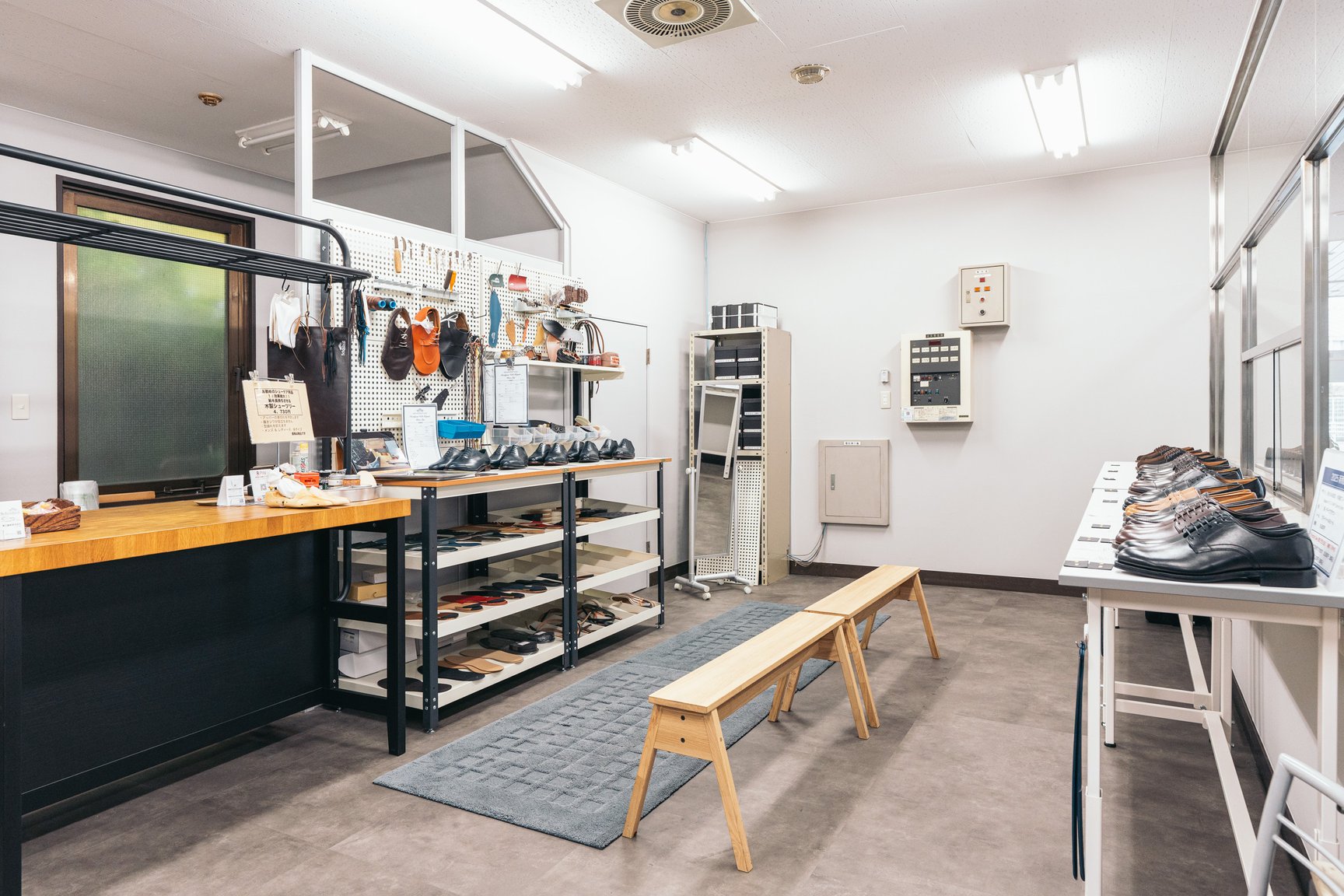 東立製靴の店内