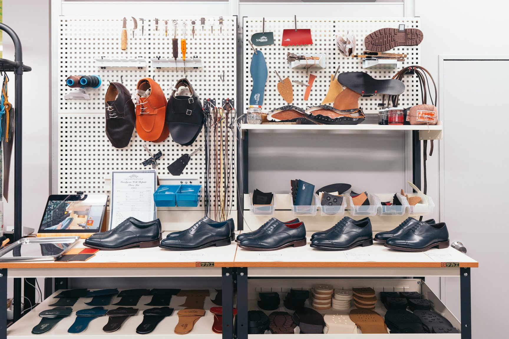 東立製靴の店内