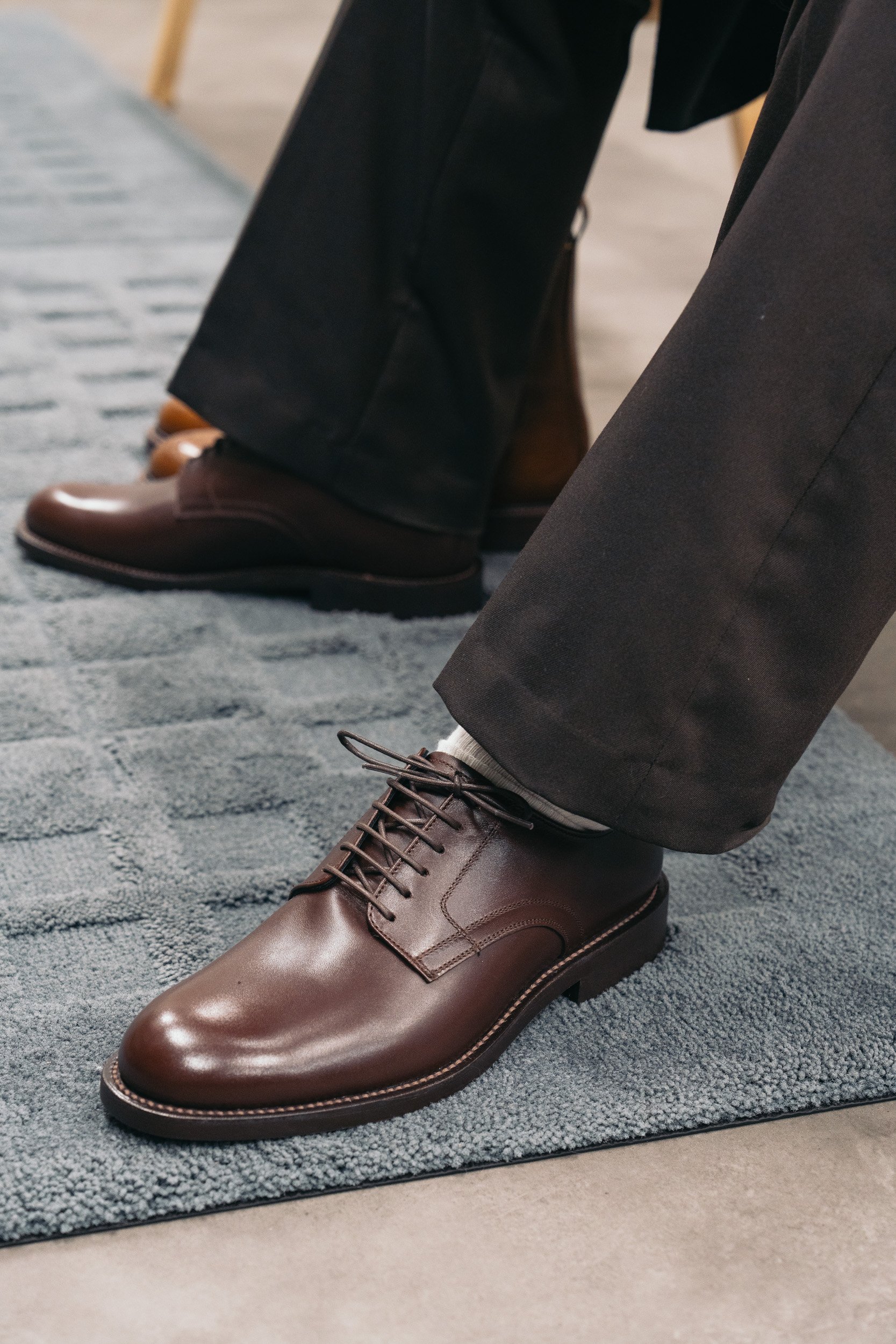 革靴を履いたモデル