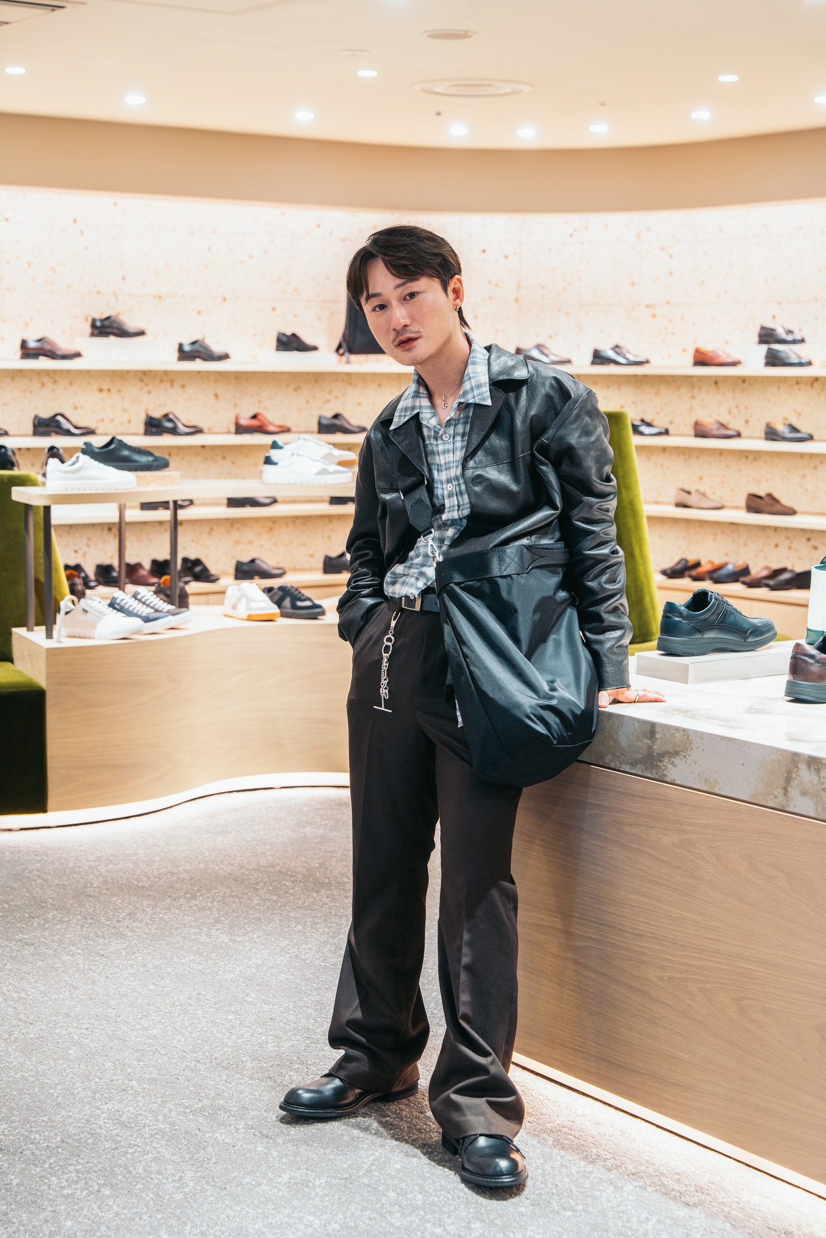 革靴を履いたモデル