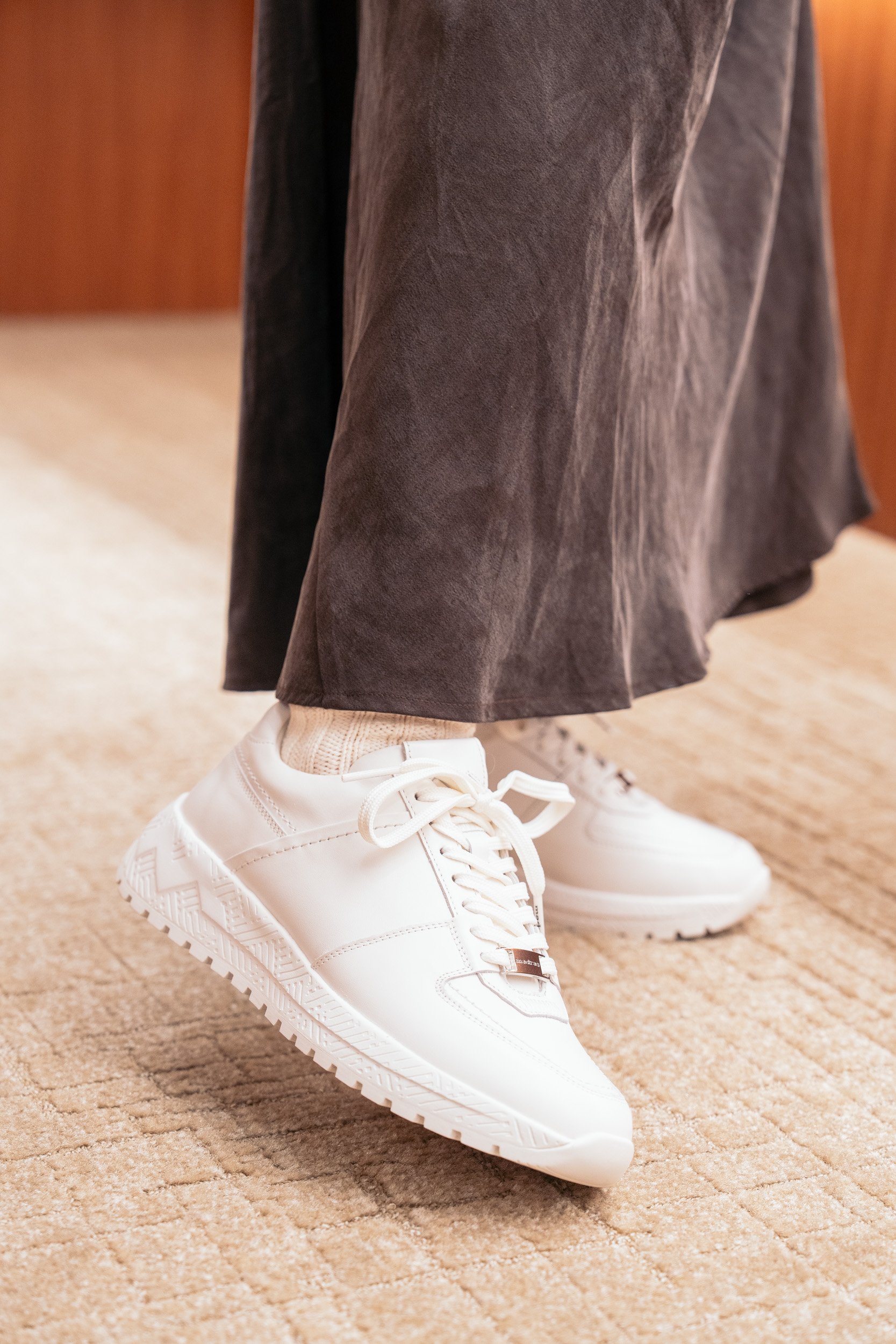 白いスニーカーを履いたモデル