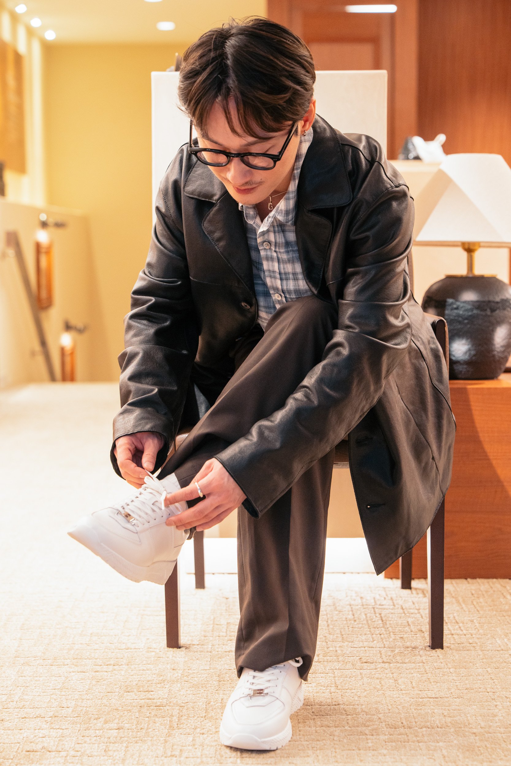 白いスニーカーを履いたモデル