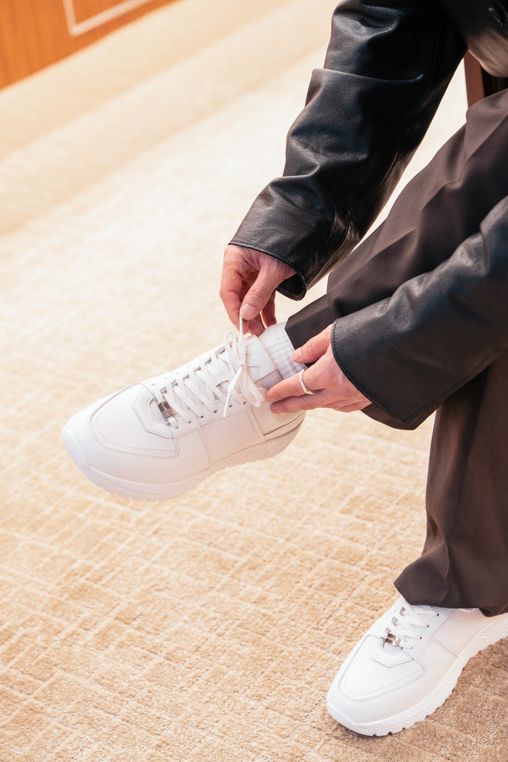 白いスニーカーを履いたモデル