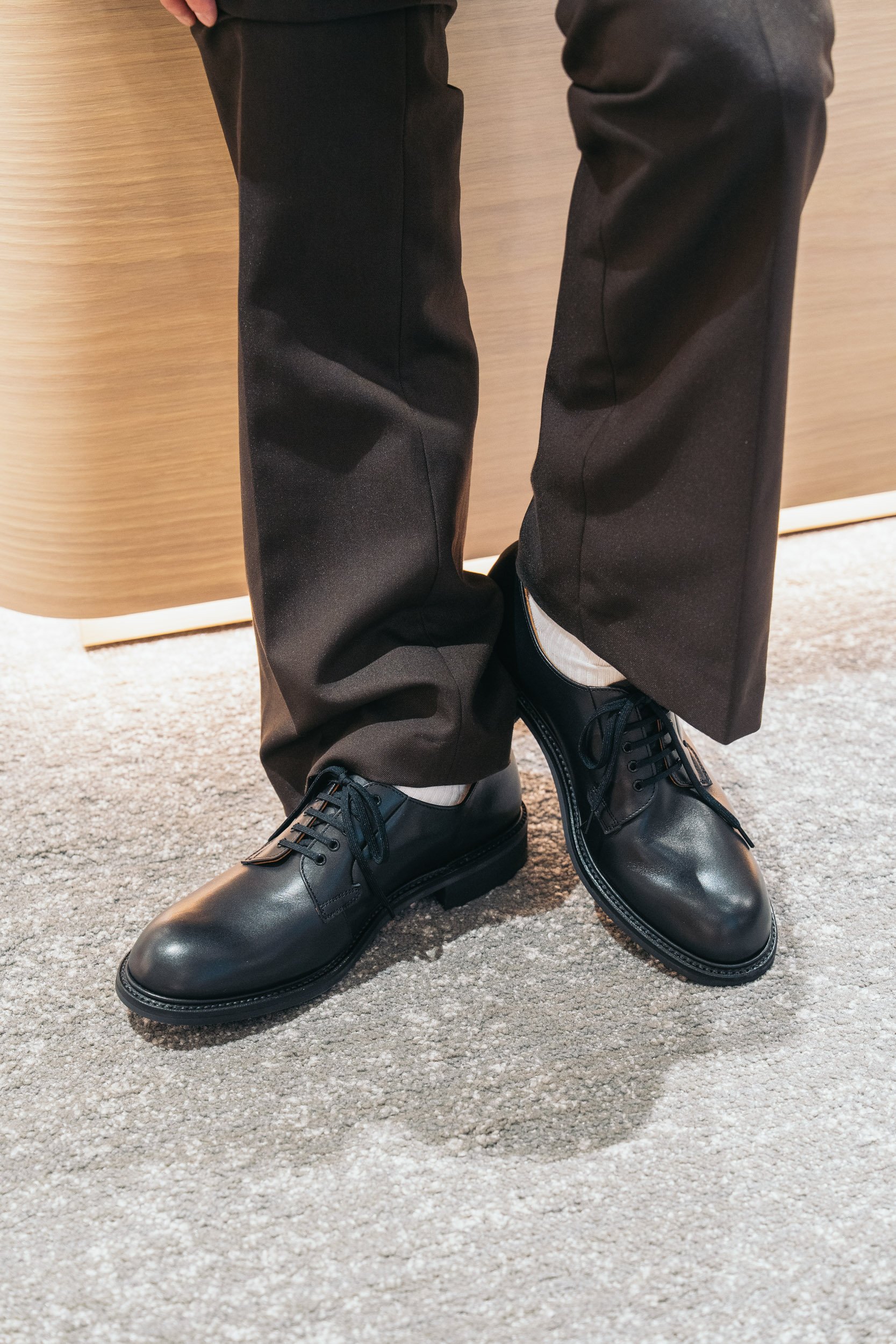 革靴を履いたモデル