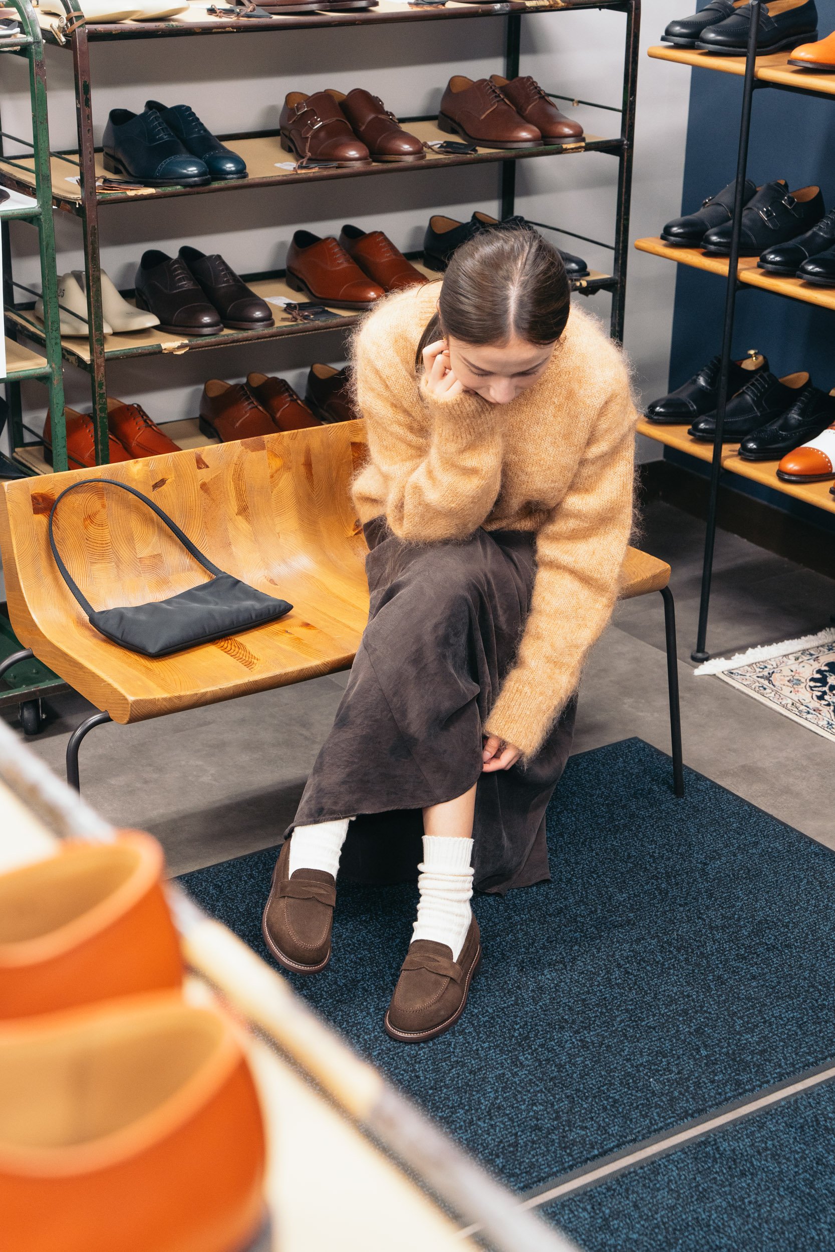 革靴を履いたモデル