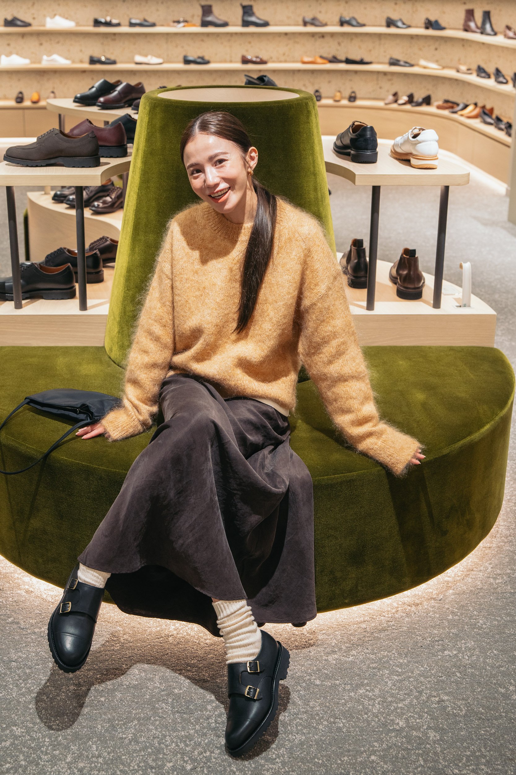 革靴を履いたモデル