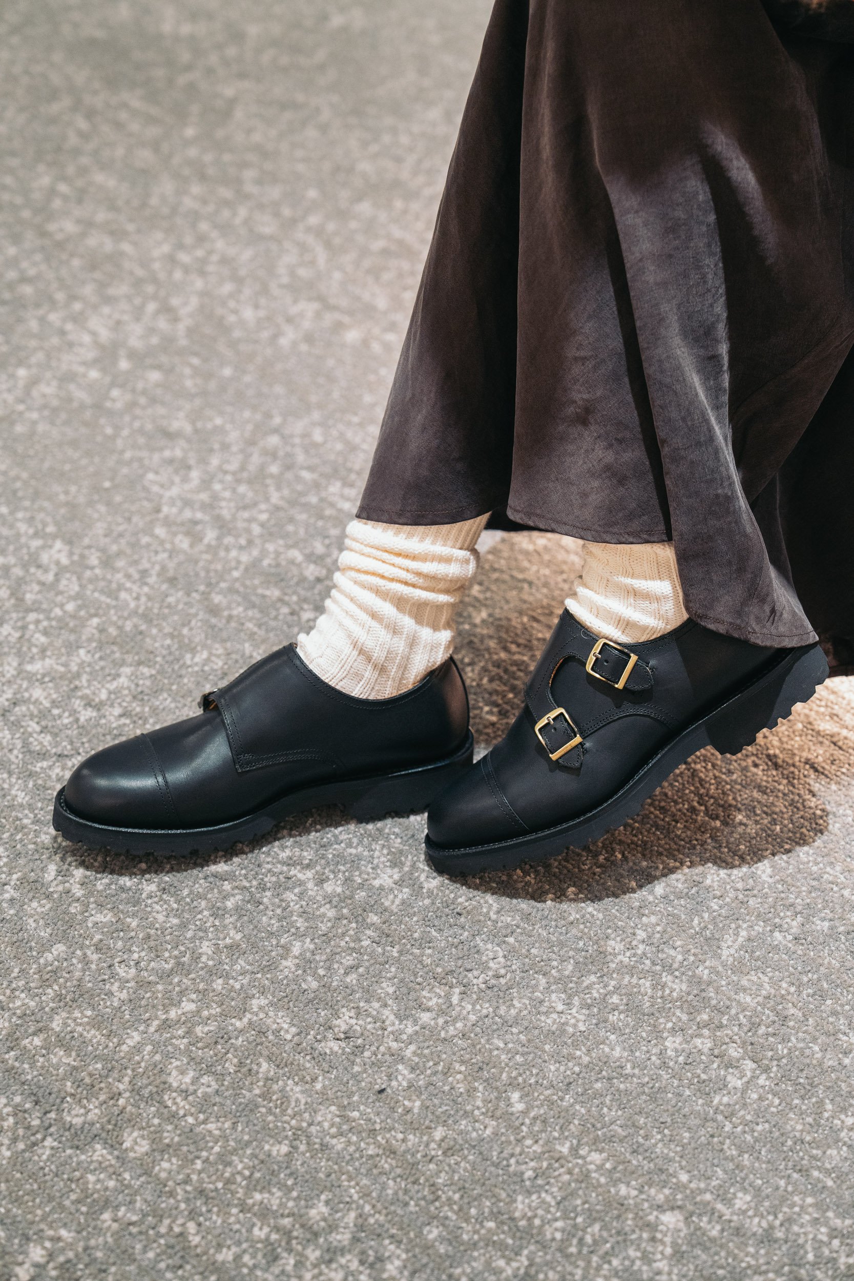 革靴を履いたモデル